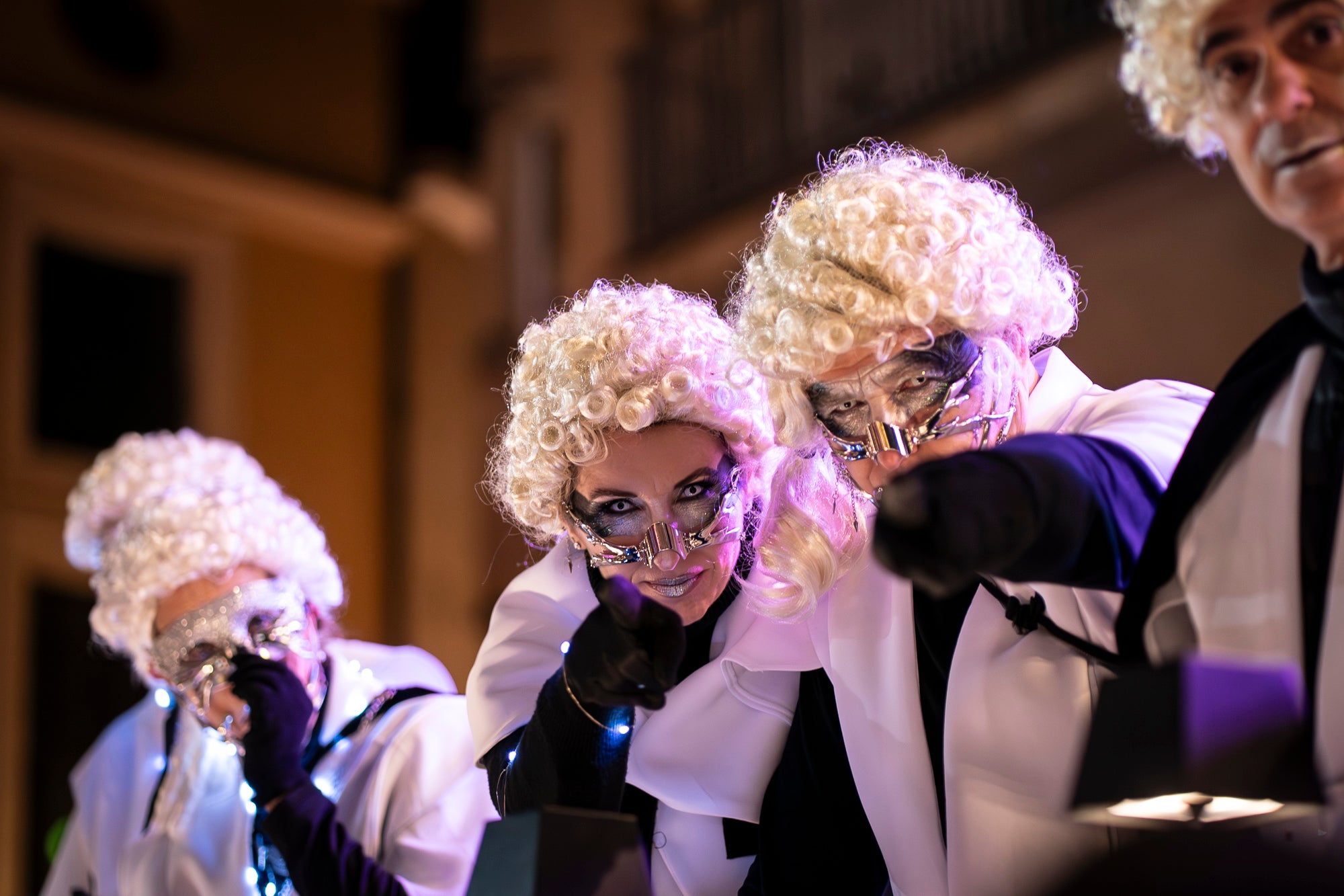 Els carrers de Terrassa s'han disfressat aquest dissabte al vespre per a una rua de Carnestoltes 2026 multitudinària, partint de la plaça de les Magnòlies, en què hi han participat 25 carrosses amb 2.189 persones. Ha obert la comparsa 'Groc cridaner', guanyadora de la desfilada l'any passat, on figuraven la reina i el rei d'enguany, Tifarola i Tifanal. Al cap d'unes hores, rebien les claus de la ciutat durant aquests dies de disbauxa des del balcó de l'Ajuntament, al Raval. Allà, hi han pronunciat un pregó combatiu les membres de lila del Casal de la Dona, en què han reivindicat 'cossos lliures' i una festa 'feminista, irreverent i republicana'. | Mireia Comas