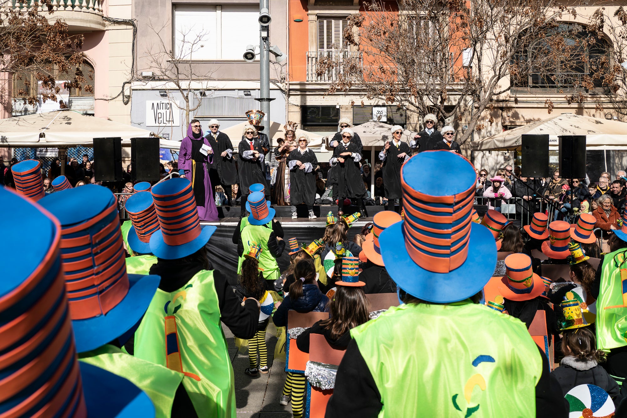 Després de la gran rua de dissabte al vespre, torn aquest diumenge al matí per a la rua infantil del Carnestoltes 2026 de Terrassa, encapçalada per la reina i el rei d'enguany, Tifa-Rola i Tifa-Nal, i el grup Groc Cridaner. Una vintena de comparses d'escoles de la ciutat han participat en aquesta desfilada matinal per la Rambla d'Ègara, que ha passat pel Raval de Montserrat i ha acabat a la plaça Vella. En aquesta ocasió, els més menuts eren els protagonistes amb coreografies acompanyades de pares i professors. La festa ha finalitzat a la plaça Nova, amb música, premis i el pregó a càrrec de totes les comparses | Mireia Comas