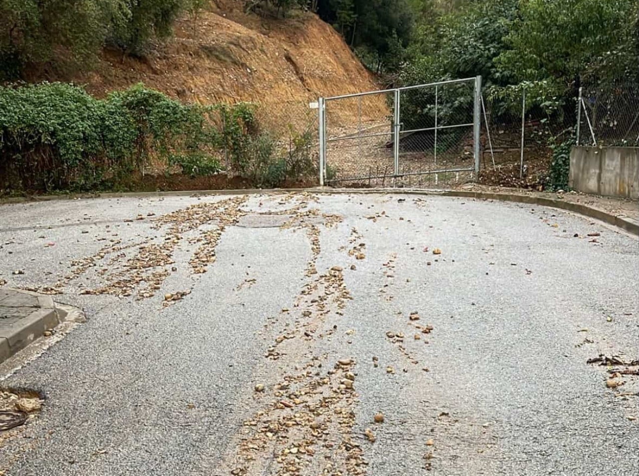 El carrer del Xot amb una tanca que impedeix el pas | Cedida