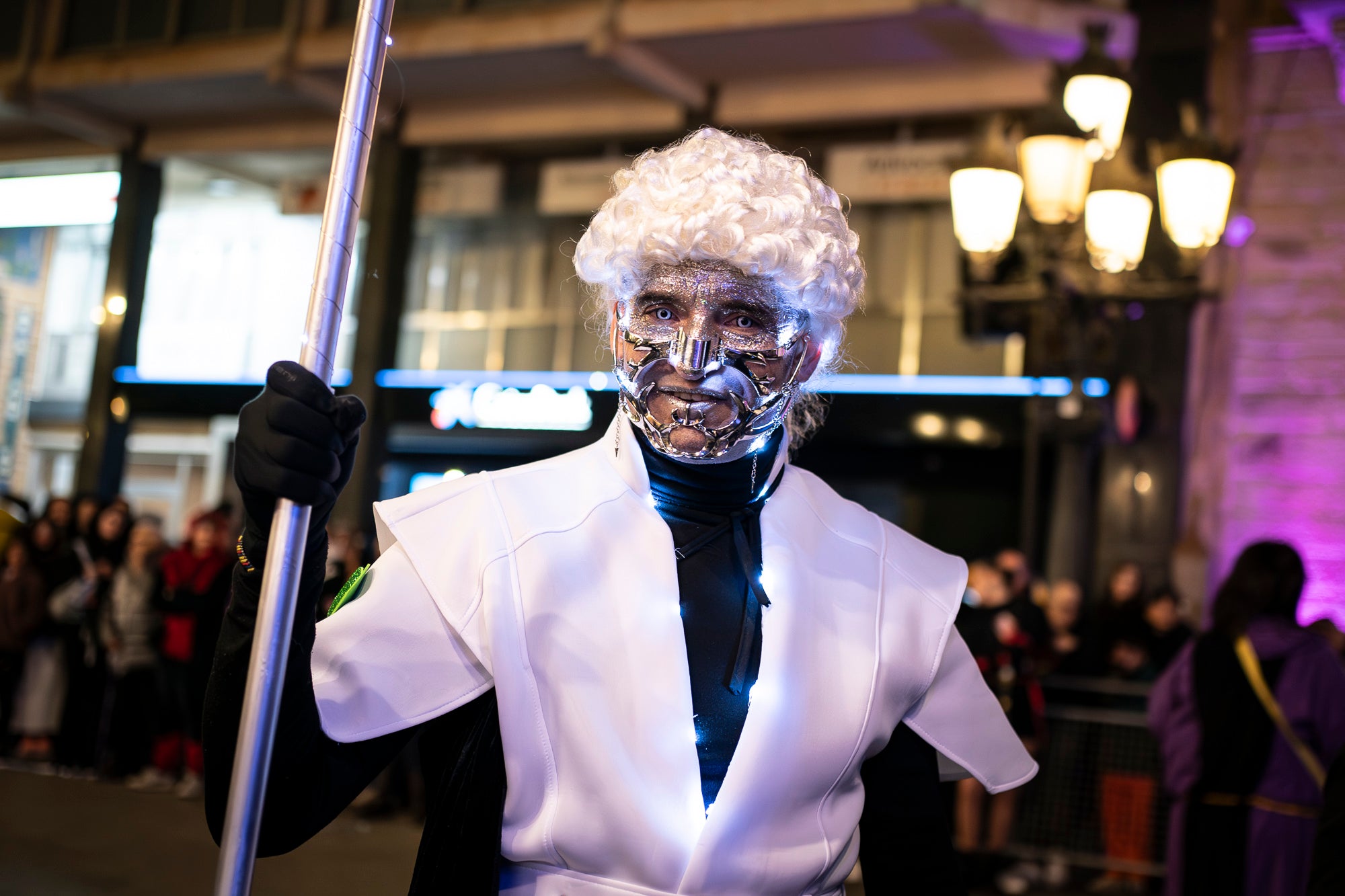 Els carrers de Terrassa s'han disfressat aquest dissabte al vespre per a una rua de Carnestoltes 2026 multitudinària, partint de la plaça de les Magnòlies, en què hi han participat 25 carrosses amb 2.189 persones. Ha obert la comparsa 'Groc cridaner', guanyadora de la desfilada l'any passat, on figuraven la reina i el rei d'enguany, Tifarola i Tifanal. Al cap d'unes hores, rebien les claus de la ciutat durant aquests dies de disbauxa des del balcó de l'Ajuntament, al Raval. Allà, hi han pronunciat un pregó combatiu les membres de lila del Casal de la Dona, en què han reivindicat 'cossos lliures' i una festa 'feminista, irreverent i republicana'. | Mireia Comas