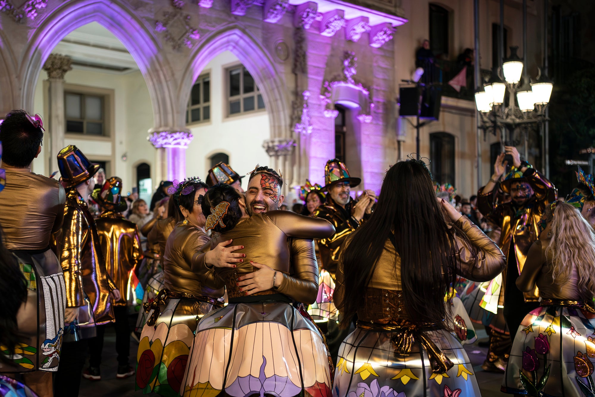 Els carrers de Terrassa s'han disfressat aquest dissabte al vespre per a una rua de Carnestoltes 2026 multitudinària, partint de la plaça de les Magnòlies, en què hi han participat 25 carrosses amb 2.189 persones. Ha obert la comparsa 'Groc cridaner', guanyadora de la desfilada l'any passat, on figuraven la reina i el rei d'enguany, Tifarola i Tifanal. Al cap d'unes hores, rebien les claus de la ciutat durant aquests dies de disbauxa des del balcó de l'Ajuntament, al Raval. Allà, hi han pronunciat un pregó combatiu les membres de lila del Casal de la Dona, en què han reivindicat 'cossos lliures' i una festa 'feminista, irreverent i republicana'. | Mireia Comas