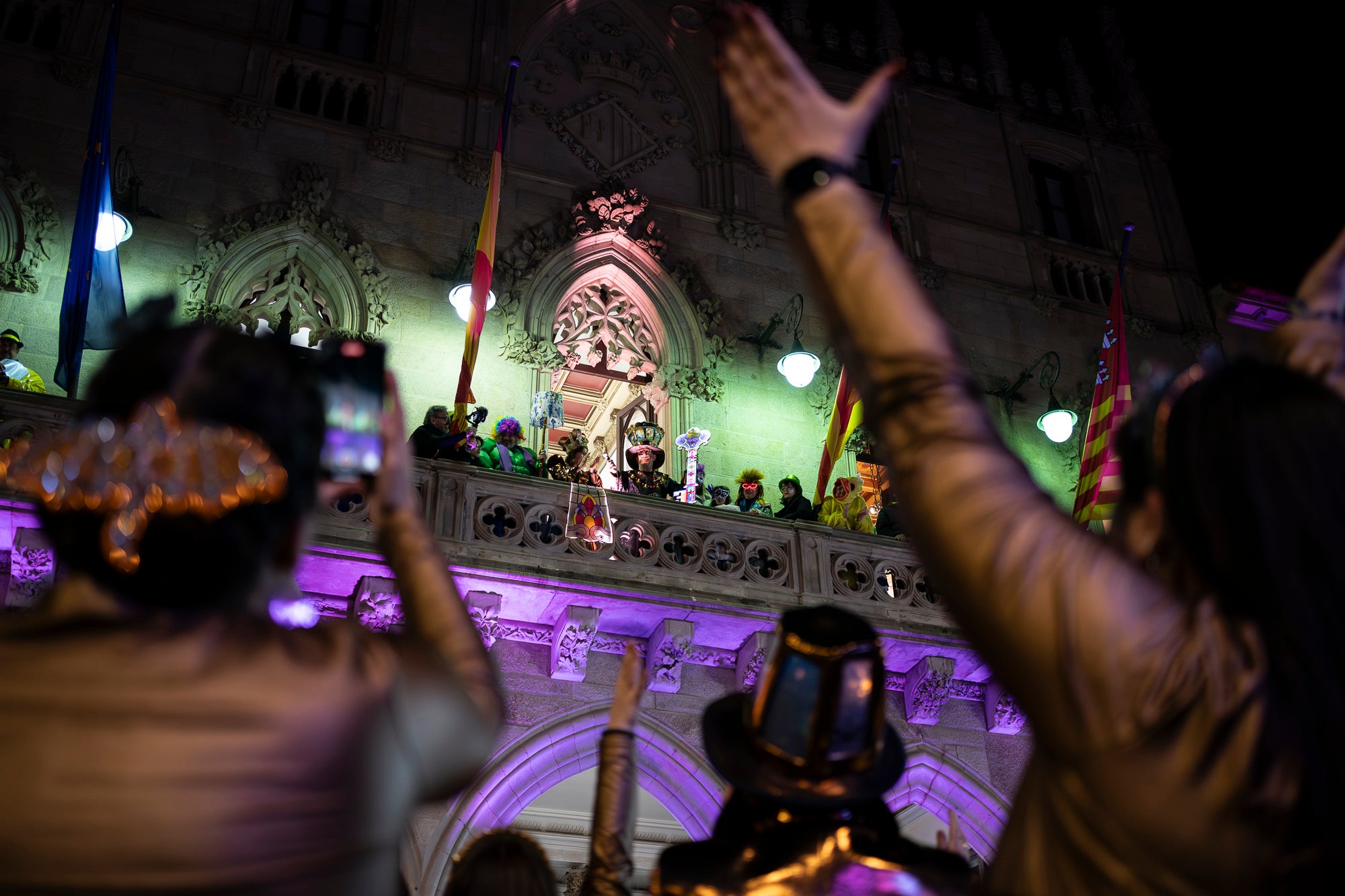 Els carrers de Terrassa s'han disfressat aquest dissabte al vespre per a una rua de Carnestoltes 2026 multitudinària, partint de la plaça de les Magnòlies, en què hi han participat 25 carrosses amb 2.189 persones. Ha obert la comparsa 'Groc cridaner', guanyadora de la desfilada l'any passat, on figuraven la reina i el rei d'enguany, Tifarola i Tifanal. Al cap d'unes hores, rebien les claus de la ciutat durant aquests dies de disbauxa des del balcó de l'Ajuntament, al Raval. Allà, hi han pronunciat un pregó combatiu les membres de lila del Casal de la Dona, en què han reivindicat 'cossos lliures' i una festa 'feminista, irreverent i republicana'. | Mireia Comas