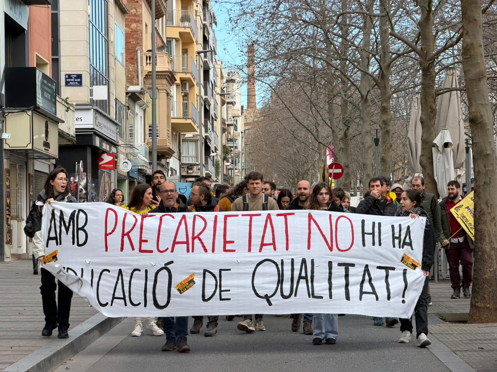 La manifestació dels docents en vaga ha baixat per la Rambla de Terrassa | Unax Gea