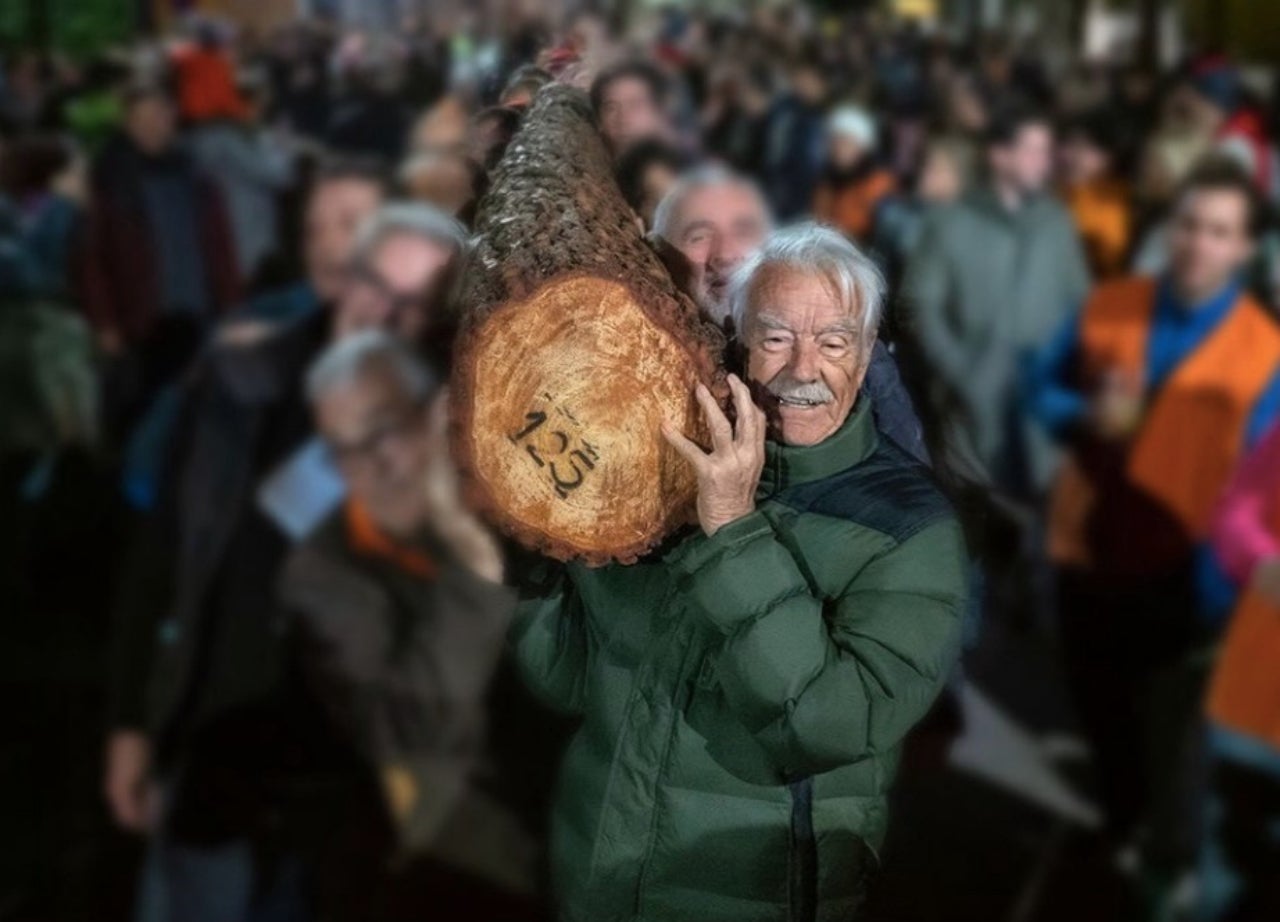 Josep González Puigdellívol carregant el Pi de Sant Sebastià | IG Guillem Montagut