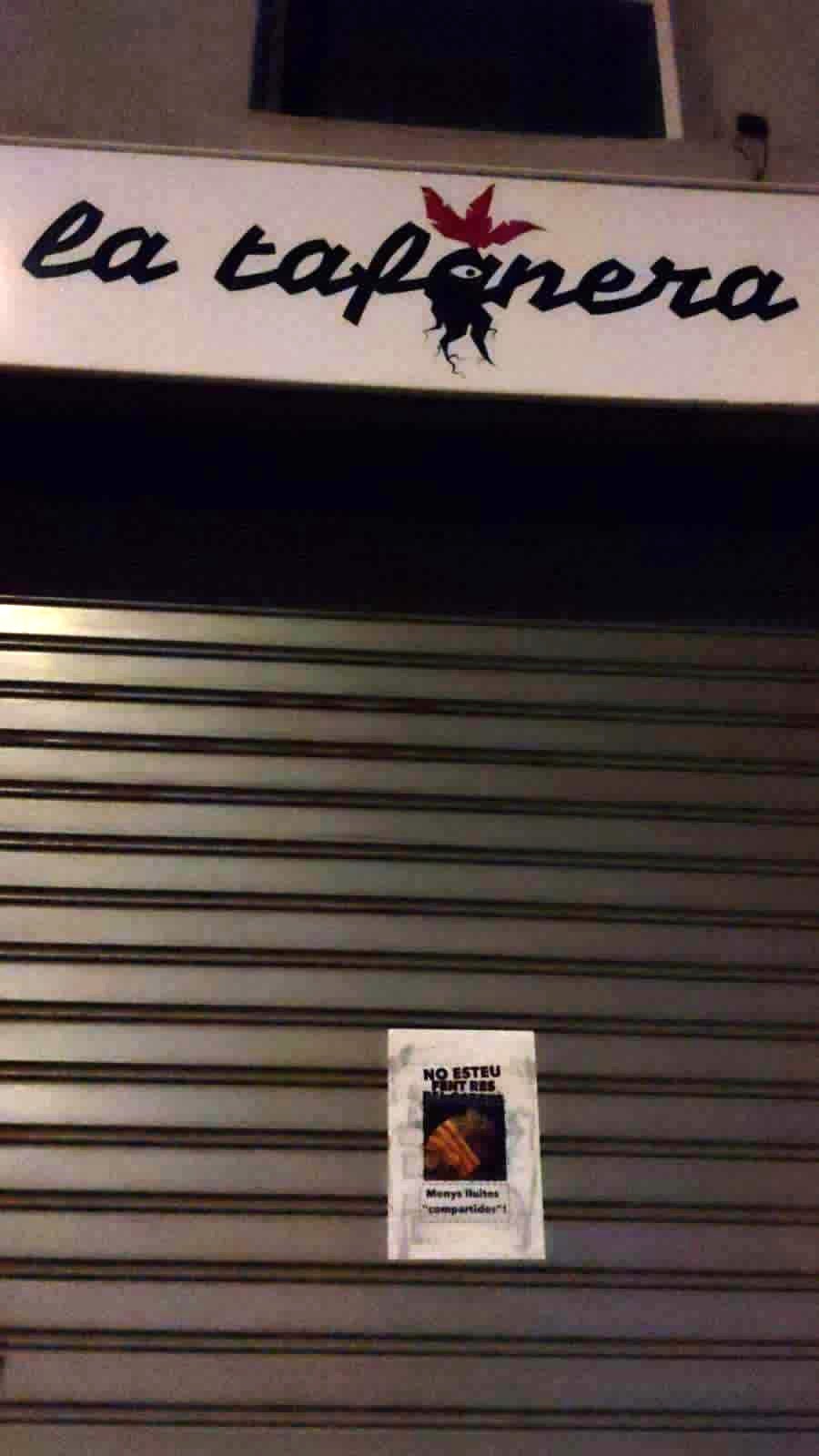 Les seus de Junts, ERC, PSC, Tot per Terrassa i la CUP (a la Tafanera) han patit aquest dijous, dia 26 de febrer, de matinada una acció de denúncia per la “inacció” dels partits municipals en defensa del català. “Partits amb regidors que intervenen als plens en castellà, no es fa complir la normativa d’usos lingüístics en comerços o entitats…”, han manifestat els responsables de l’atac a MónTerrassa. Cada partit ha tingut el seu paper “personalitzat”: ERC acompanyat de ‘botiflers’, CUP amb ‘Menys lluites compartides’, Junts, !on és el Reglament d’Usos Lingüístics’, PSC amb un ‘Espanyolistes del 155’, i Tot per Terrassa amb ‘Hipòcrites indefinits’