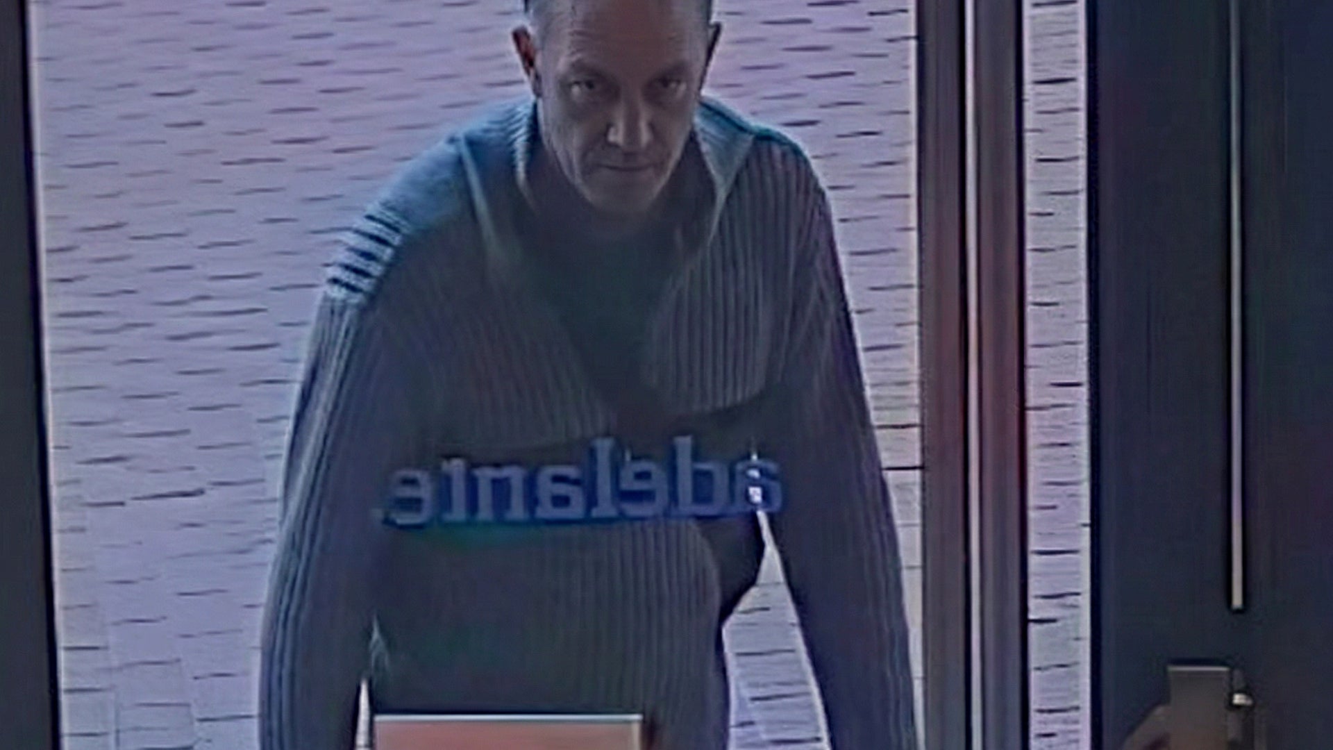 Imatges de l'home que va treure diners amb la targeta de crèdit de la víctima a Terrassa | Guàrdia Civil