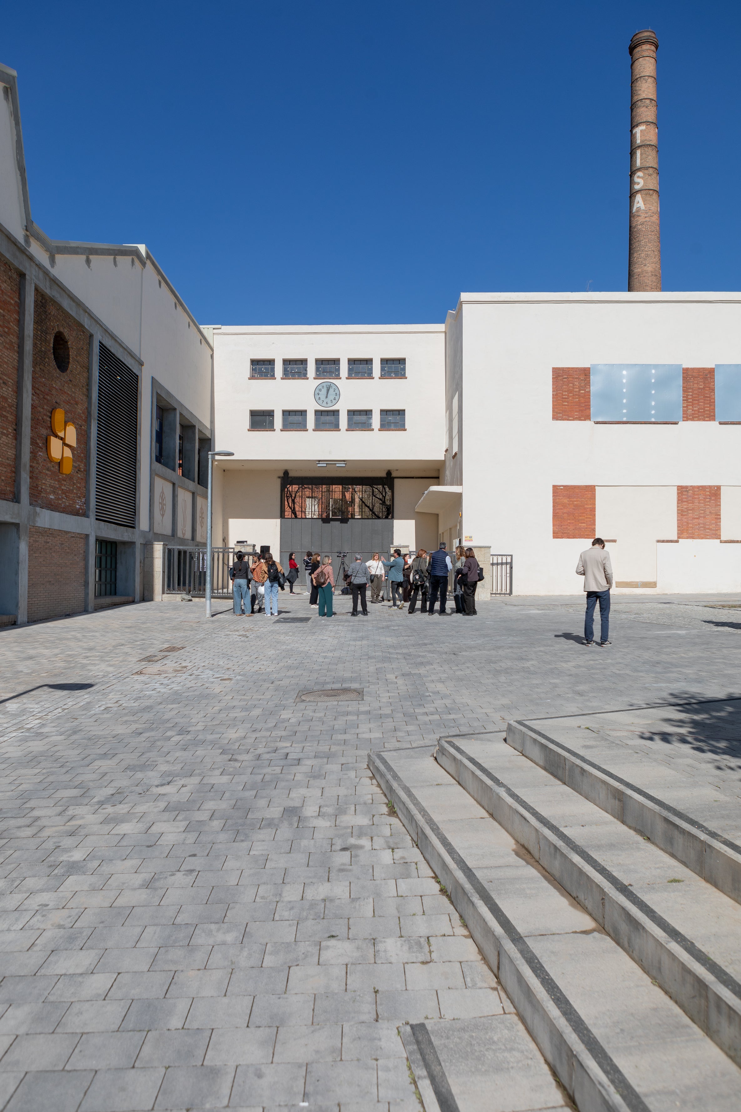 Un ‘Vapor Lila’ a la Sala Badrinas. Les oficines de l’antiga fàbrica tèxtil del barri del Segle XX han estat les escollides per acollir el nou espai d’atenció a les dones. D’aquí al 2028, està previst que es dugui a terme el trasllat dels serveis de la Casa Galèria, diversitat de gènere i d’igualtat. A la part més noble de la primera planta, on la Junta de Compensació dels propietaris del sector ha restaurat la fusta, els vidres i el ciment pigmentat i on es distribueixen una desena de sales que s’han de mantenir intactes, s’hi situaran les oficines d’atenció a la ciutadania. A la planta baixa, que havien acollit serveis d’infermeria, assistència social i, fins i tot, de lactància, es destinaran a activitats culturals, entitats i reunions.