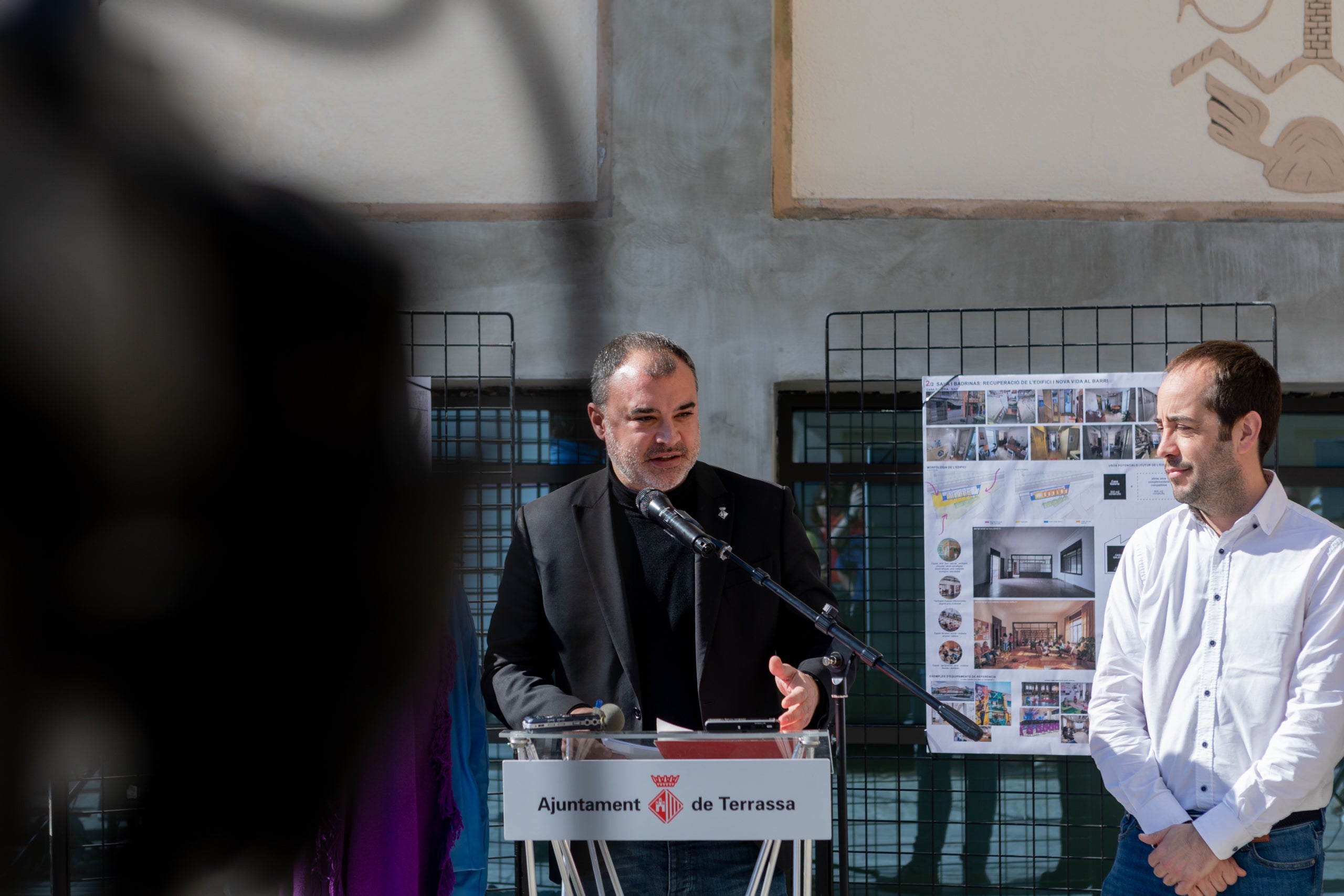 Un ‘Vapor Lila’ a la Sala Badrinas. Les oficines de l’antiga fàbrica tèxtil del barri del Segle XX han estat les escollides per acollir el nou espai d’atenció a les dones. D’aquí al 2028, està previst que es dugui a terme el trasllat dels serveis de la Casa Galèria, diversitat de gènere i d’igualtat. A la part més noble de la primera planta, on la Junta de Compensació dels propietaris del sector ha restaurat la fusta, els vidres i el ciment pigmentat i on es distribueixen una desena de sales que s’han de mantenir intactes, s’hi situaran les oficines d’atenció a la ciutadania. A la planta baixa, que havien acollit serveis d’infermeria, assistència social i, fins i tot, de lactància, es destinaran a activitats culturals, entitats i reunions.