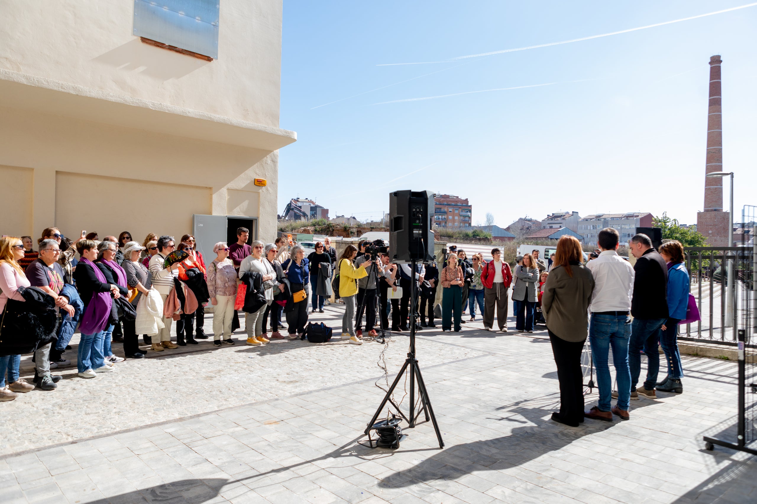 Un ‘Vapor Lila’ a la Sala Badrinas. Les oficines de l’antiga fàbrica tèxtil del barri del Segle XX han estat les escollides per acollir el nou espai d’atenció a les dones. D’aquí al 2028, està previst que es dugui a terme el trasllat dels serveis de la Casa Galèria, diversitat de gènere i d’igualtat. A la part més noble de la primera planta, on la Junta de Compensació dels propietaris del sector ha restaurat la fusta, els vidres i el ciment pigmentat i on es distribueixen una desena de sales que s’han de mantenir intactes, s’hi situaran les oficines d’atenció a la ciutadania. A la planta baixa, que havien acollit serveis d’infermeria, assistència social i, fins i tot, de lactància, es destinaran a activitats culturals, entitats i reunions.