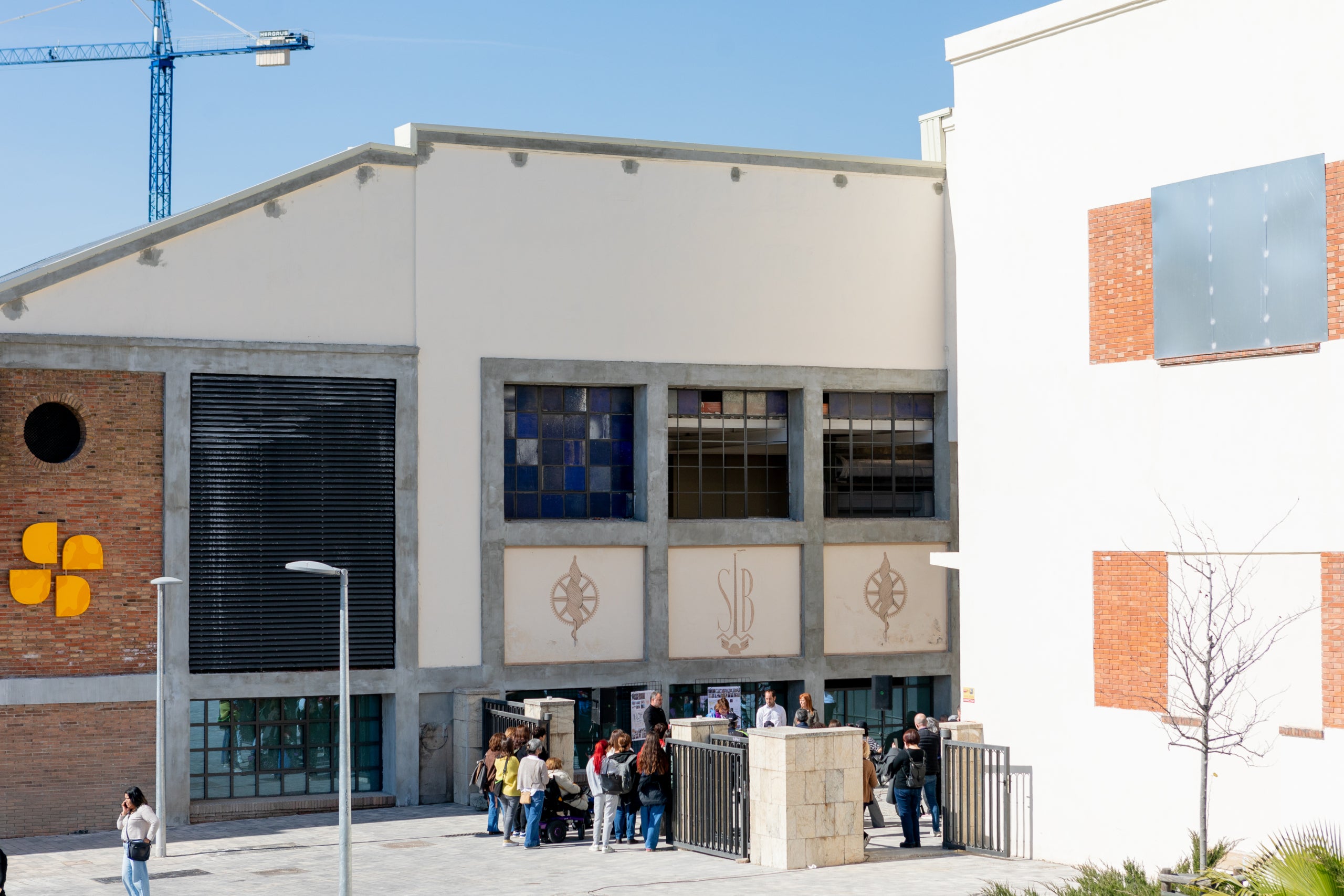 Un ‘Vapor Lila’ a la Sala Badrinas. Les oficines de l’antiga fàbrica tèxtil del barri del Segle XX han estat les escollides per acollir el nou espai d’atenció a les dones. D’aquí al 2028, està previst que es dugui a terme el trasllat dels serveis de la Casa Galèria, diversitat de gènere i d’igualtat. A la part més noble de la primera planta, on la Junta de Compensació dels propietaris del sector ha restaurat la fusta, els vidres i el ciment pigmentat i on es distribueixen una desena de sales que s’han de mantenir intactes, s’hi situaran les oficines d’atenció a la ciutadania. A la planta baixa, que havien acollit serveis d’infermeria, assistència social i, fins i tot, de lactància, es destinaran a activitats culturals, entitats i reunions.