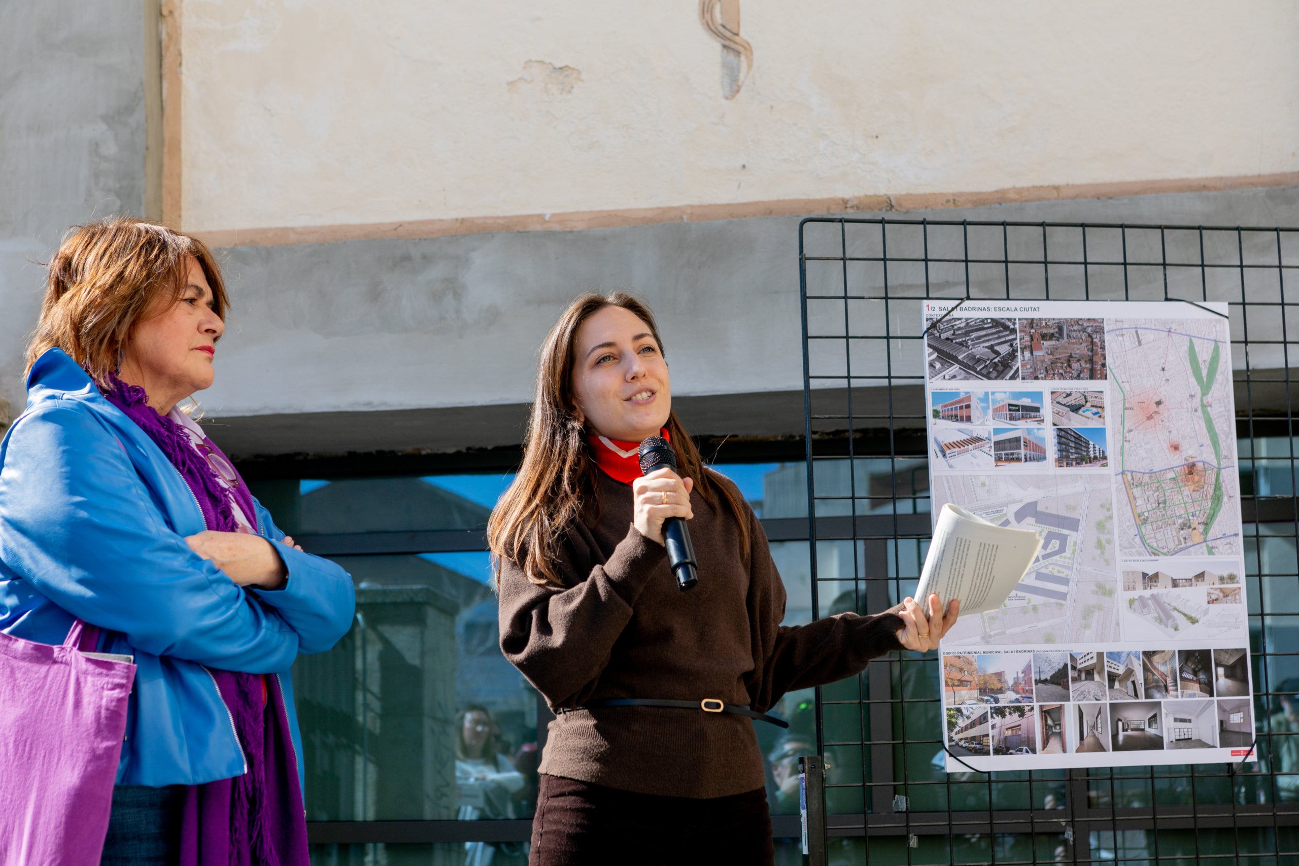 Un ‘Vapor Lila’ a la Sala Badrinas. Les oficines de l’antiga fàbrica tèxtil del barri del Segle XX han estat les escollides per acollir el nou espai d’atenció a les dones. D’aquí al 2028, està previst que es dugui a terme el trasllat dels serveis de la Casa Galèria, diversitat de gènere i d’igualtat. A la part més noble de la primera planta, on la Junta de Compensació dels propietaris del sector ha restaurat la fusta, els vidres i el ciment pigmentat i on es distribueixen una desena de sales que s’han de mantenir intactes, s’hi situaran les oficines d’atenció a la ciutadania. A la planta baixa, que havien acollit serveis d’infermeria, assistència social i, fins i tot, de lactància, es destinaran a activitats culturals, entitats i reunions.