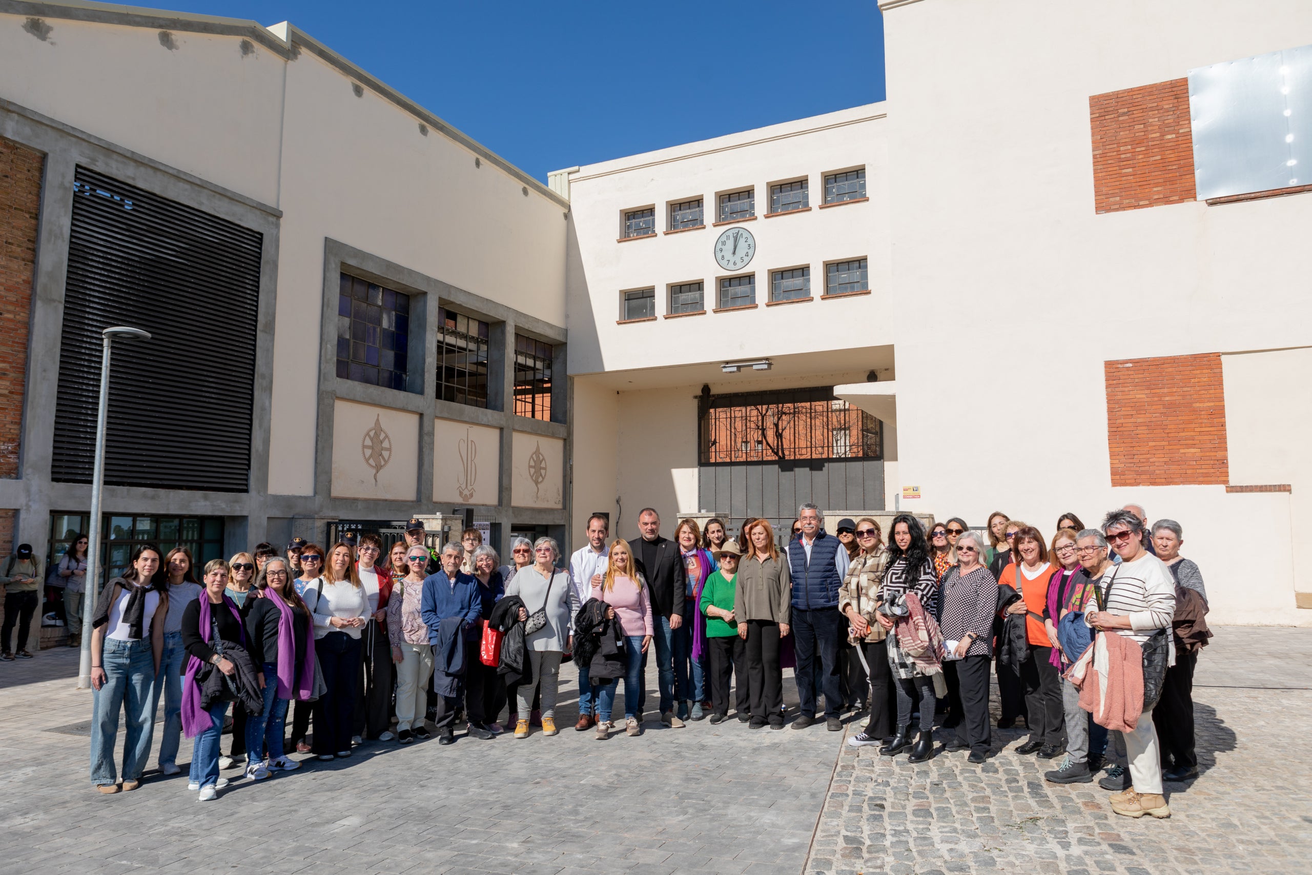 Un ‘Vapor Lila’ a la Sala Badrinas. Les oficines de l’antiga fàbrica tèxtil del barri del Segle XX han estat les escollides per acollir el nou espai d’atenció a les dones. D’aquí al 2028, està previst que es dugui a terme el trasllat dels serveis de la Casa Galèria, diversitat de gènere i d’igualtat. A la part més noble de la primera planta, on la Junta de Compensació dels propietaris del sector ha restaurat la fusta, els vidres i el ciment pigmentat i on es distribueixen una desena de sales que s’han de mantenir intactes, s’hi situaran les oficines d’atenció a la ciutadania. A la planta baixa, que havien acollit serveis d’infermeria, assistència social i, fins i tot, de lactància, es destinaran a activitats culturals, entitats i reunions.