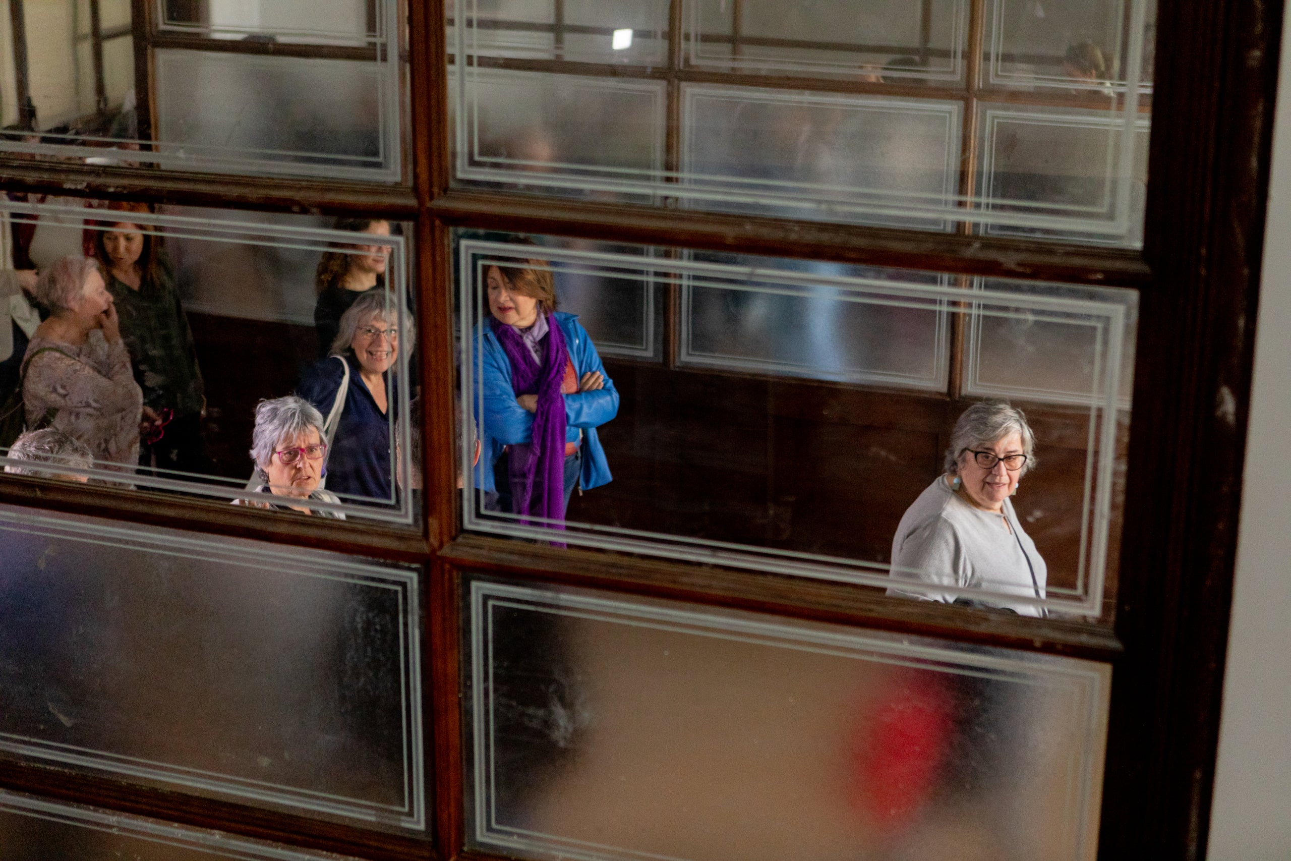 Un ‘Vapor Lila’ a la Sala Badrinas. Les oficines de l’antiga fàbrica tèxtil del barri del Segle XX han estat les escollides per acollir el nou espai d’atenció a les dones. D’aquí al 2028, està previst que es dugui a terme el trasllat dels serveis de la Casa Galèria, diversitat de gènere i d’igualtat. A la part més noble de la primera planta, on la Junta de Compensació dels propietaris del sector ha restaurat la fusta, els vidres i el ciment pigmentat i on es distribueixen una desena de sales que s’han de mantenir intactes, s’hi situaran les oficines d’atenció a la ciutadania. A la planta baixa, que havien acollit serveis d’infermeria, assistència social i, fins i tot, de lactància, es destinaran a activitats culturals, entitats i reunions.
