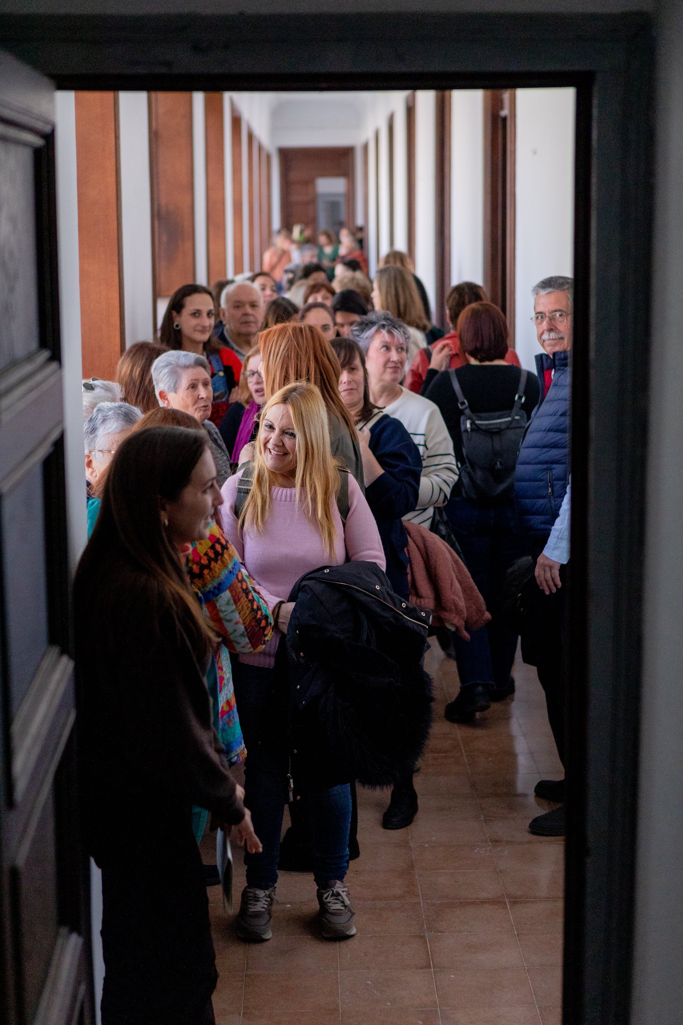 Un ‘Vapor Lila’ a la Sala Badrinas. Les oficines de l’antiga fàbrica tèxtil del barri del Segle XX han estat les escollides per acollir el nou espai d’atenció a les dones. D’aquí al 2028, està previst que es dugui a terme el trasllat dels serveis de la Casa Galèria, diversitat de gènere i d’igualtat. A la part més noble de la primera planta, on la Junta de Compensació dels propietaris del sector ha restaurat la fusta, els vidres i el ciment pigmentat i on es distribueixen una desena de sales que s’han de mantenir intactes, s’hi situaran les oficines d’atenció a la ciutadania. A la planta baixa, que havien acollit serveis d’infermeria, assistència social i, fins i tot, de lactància, es destinaran a activitats culturals, entitats i reunions.