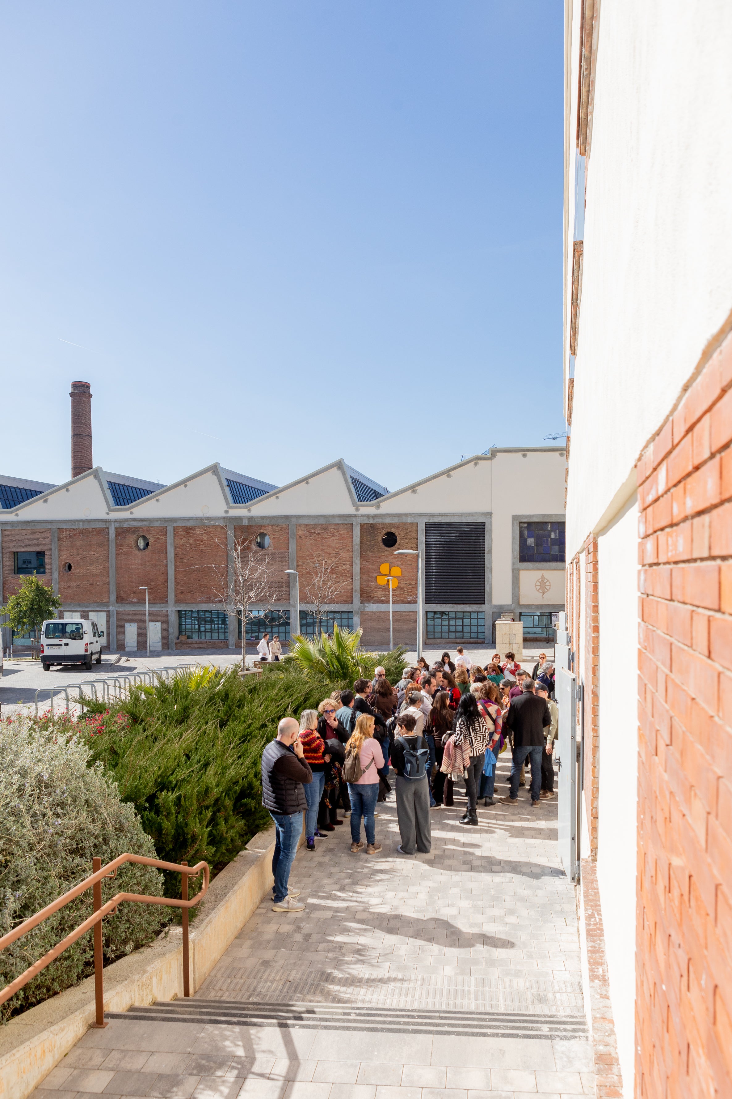 Un ‘Vapor Lila’ a la Sala Badrinas. Les oficines de l’antiga fàbrica tèxtil del barri del Segle XX han estat les escollides per acollir el nou espai d’atenció a les dones. D’aquí al 2028, està previst que es dugui a terme el trasllat dels serveis de la Casa Galèria, diversitat de gènere i d’igualtat. A la part més noble de la primera planta, on la Junta de Compensació dels propietaris del sector ha restaurat la fusta, els vidres i el ciment pigmentat i on es distribueixen una desena de sales que s’han de mantenir intactes, s’hi situaran les oficines d’atenció a la ciutadania. A la planta baixa, que havien acollit serveis d’infermeria, assistència social i, fins i tot, de lactància, es destinaran a activitats culturals, entitats i reunions.