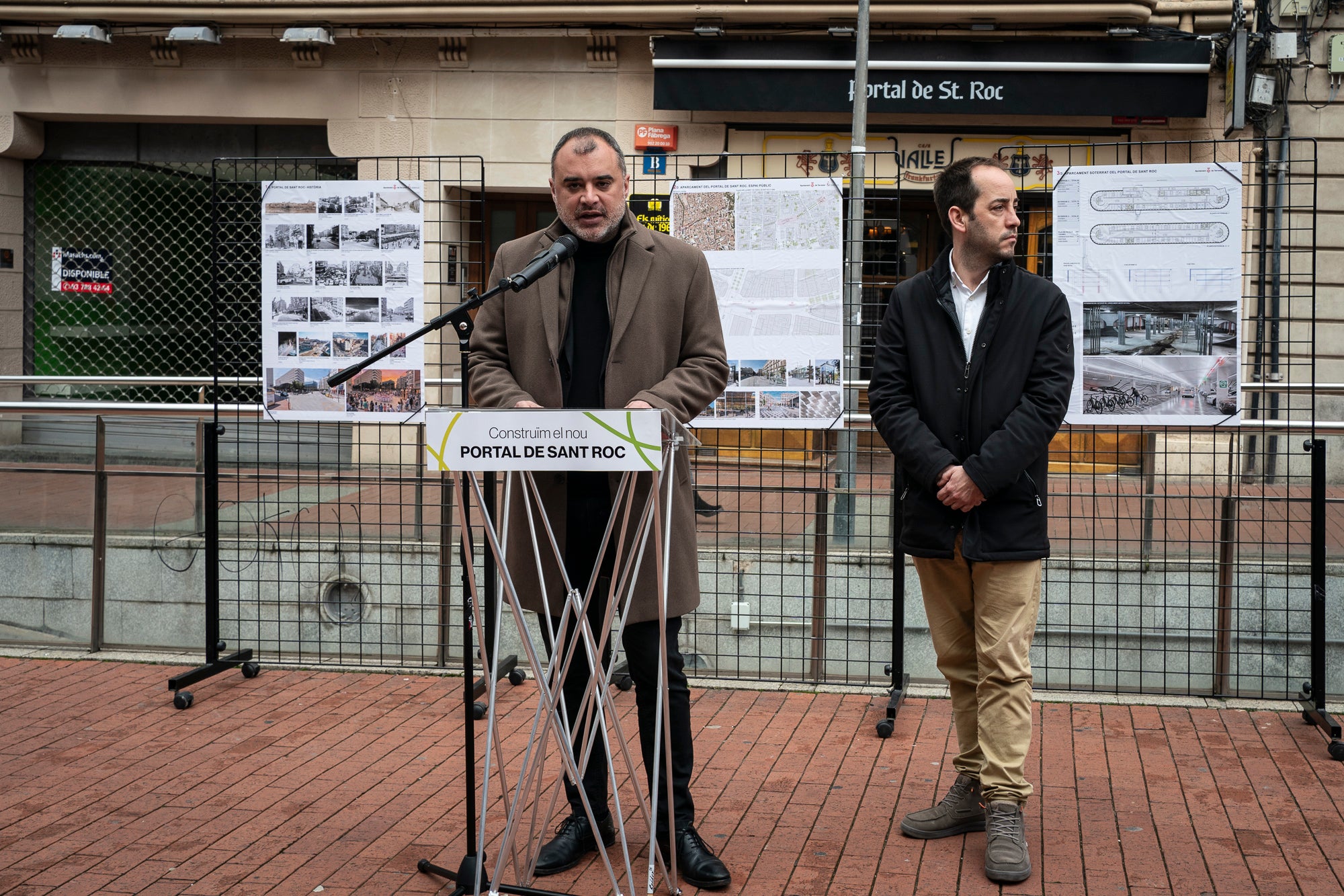 Des del seu tancament als cotxes el desembre del 2018 i el final anticipat de la concessió a Astasa (Aparcamientos Subterráneos de Terrassa SA) el juliol següent, els fotògrafs no havien pogut entrar al vell pàrquing del 1972 del Portal de Sant Roc per perill d'esfondrament. Després de set anys, la presentació del nou projecte de pàrquing per part de l'equip de govern de Jordi Ballart aquest dimarts va ser l'ocasió per a visitar l'estructura de la primera planta, apuntalada amb pilones metàl·liques a l'espera de la seva nova vida subterrània d'aquí al 2029 | Mireia Comas