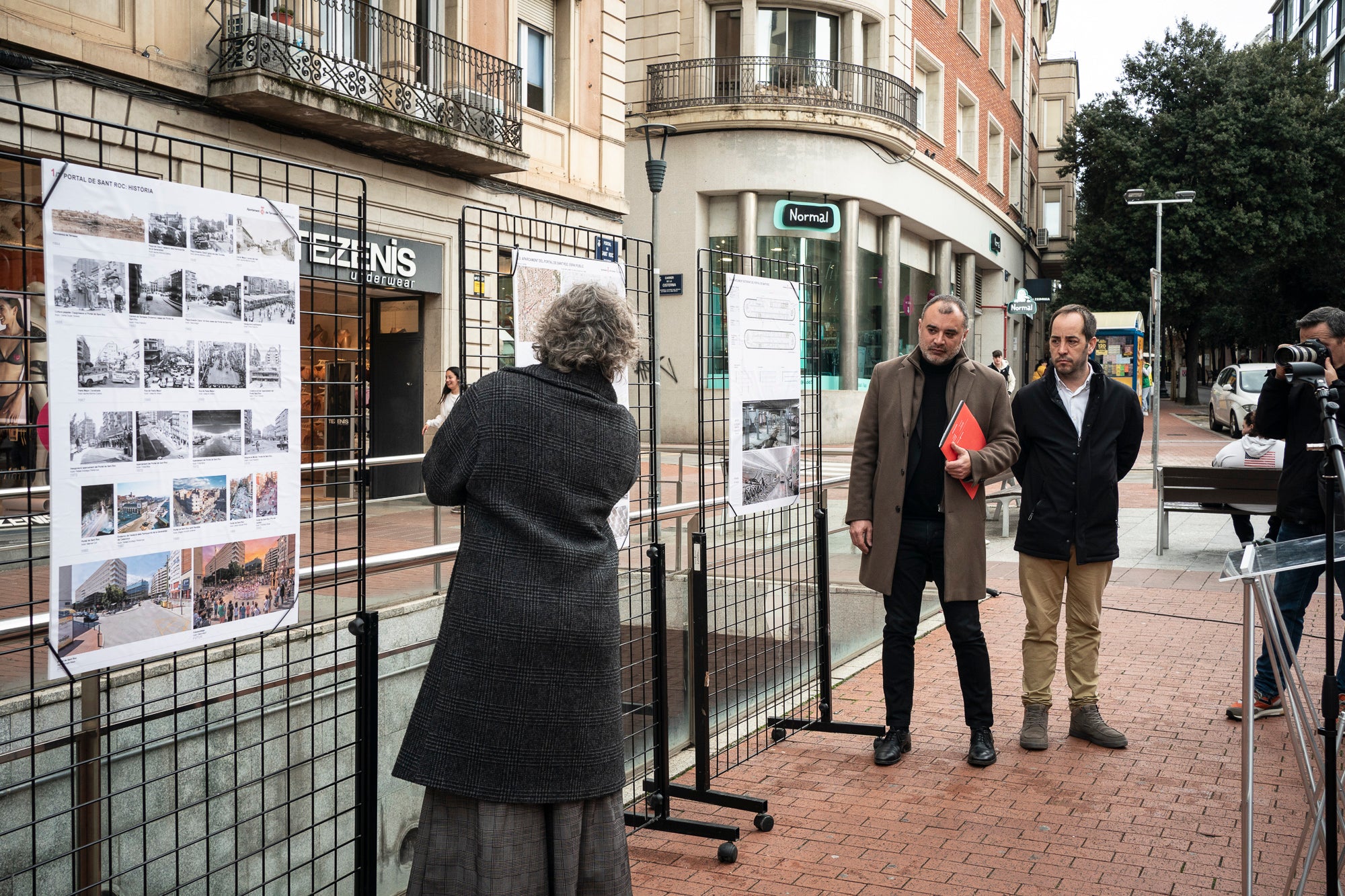 Des del seu tancament als cotxes el desembre del 2018 i el final anticipat de la concessió a Astasa (Aparcamientos Subterráneos de Terrassa SA) el juliol següent, els fotògrafs no havien pogut entrar al vell pàrquing del 1972 del Portal de Sant Roc per perill d'esfondrament. Després de set anys, la presentació del nou projecte de pàrquing per part de l'equip de govern de Jordi Ballart aquest dimarts va ser l'ocasió per a visitar l'estructura de la primera planta, apuntalada amb pilones metàl·liques a l'espera de la seva nova vida subterrània d'aquí al 2029 | Mireia Comas