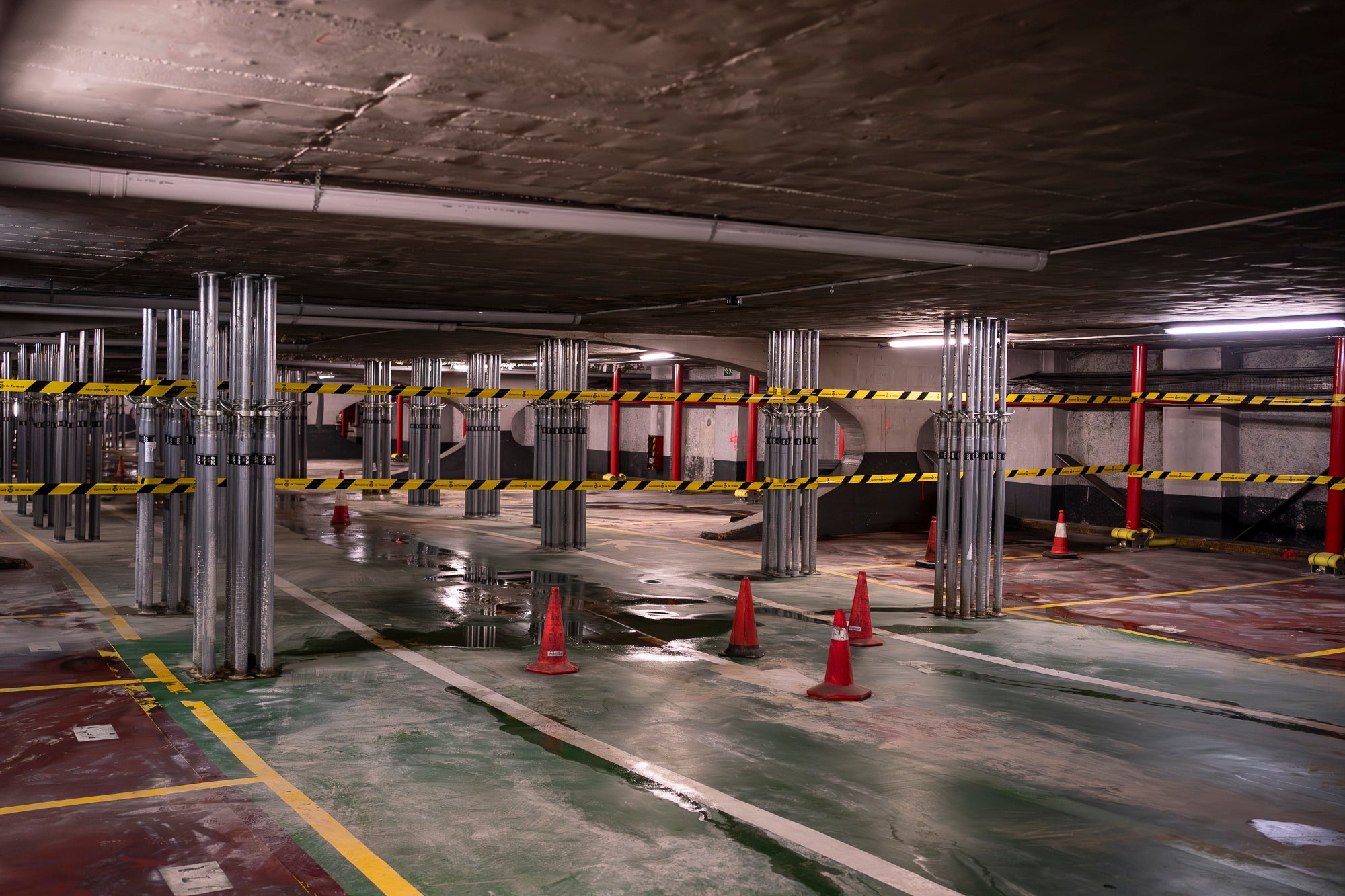 Des del seu tancament als cotxes el desembre del 2018 i el final anticipat de la concessió a Astasa (Aparcamientos Subterráneos de Terrassa SA) el juliol següent, els fotògrafs no havien pogut entrar al vell pàrquing del 1972 del Portal de Sant Roc per perill d'esfondrament. Després de set anys, la presentació del nou projecte de pàrquing per part de l'equip de govern de Jordi Ballart aquest dimarts va ser l'ocasió per a visitar l'estructura de la primera planta, apuntalada amb pilones metàl·liques a l'espera de la seva nova vida subterrània d'aquí al 2029 | Mireia Comas