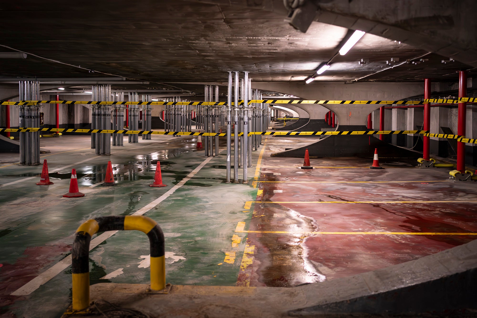 Des del seu tancament als cotxes el desembre del 2018 i el final anticipat de la concessió a Astasa (Aparcamientos Subterráneos de Terrassa SA) el juliol següent, els fotògrafs no havien pogut entrar al vell pàrquing del 1972 del Portal de Sant Roc per perill d'esfondrament. Després de set anys, la presentació del nou projecte de pàrquing per part de l'equip de govern de Jordi Ballart aquest dimarts va ser l'ocasió per a visitar l'estructura de la primera planta, apuntalada amb pilones metàl·liques a l'espera de la seva nova vida subterrània d'aquí al 2029 | Mireia Comas