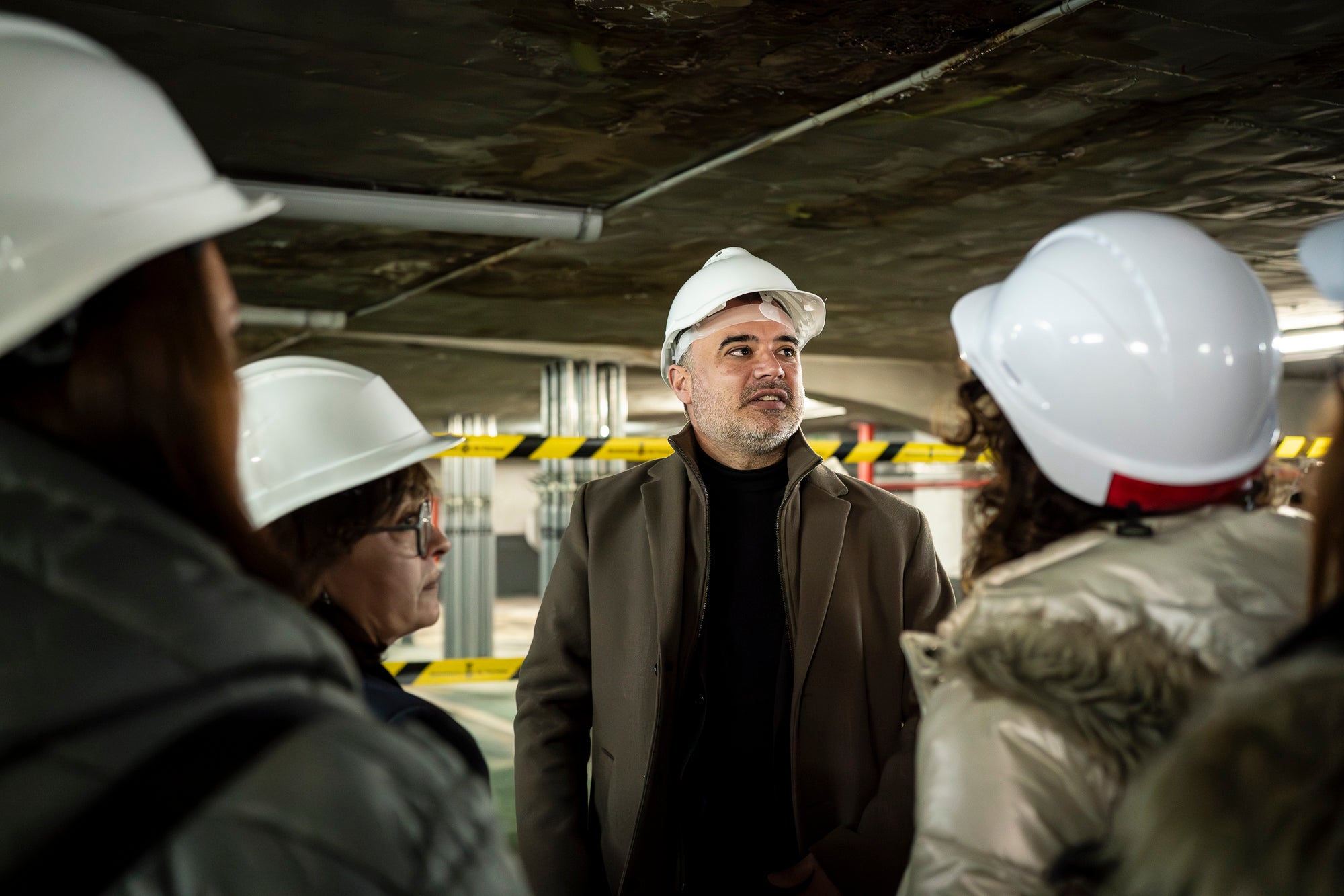 Des del seu tancament als cotxes el desembre del 2018 i el final anticipat de la concessió a Astasa (Aparcamientos Subterráneos de Terrassa SA) el juliol següent, els fotògrafs no havien pogut entrar al vell pàrquing del 1972 del Portal de Sant Roc per perill d'esfondrament. Després de set anys, la presentació del nou projecte de pàrquing per part de l'equip de govern de Jordi Ballart aquest dimarts va ser l'ocasió per a visitar l'estructura de la primera planta, apuntalada amb pilones metàl·liques a l'espera de la seva nova vida subterrània d'aquí al 2029 | Mireia Comas