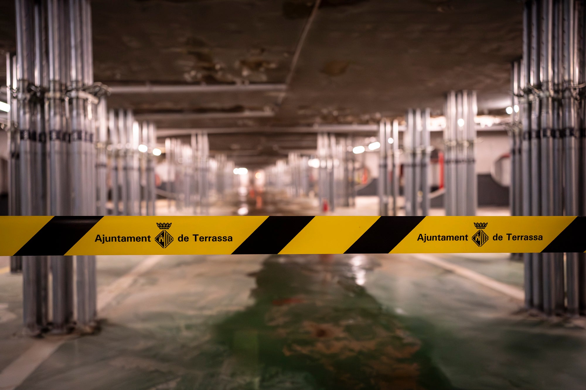 Des del seu tancament als cotxes el desembre del 2018 i el final anticipat de la concessió a Astasa (Aparcamientos Subterráneos de Terrassa SA) el juliol següent, els fotògrafs no havien pogut entrar al vell pàrquing del 1972 del Portal de Sant Roc per perill d'esfondrament. Després de set anys, la presentació del nou projecte de pàrquing per part de l'equip de govern de Jordi Ballart aquest dimarts va ser l'ocasió per a visitar l'estructura de la primera planta, apuntalada amb pilones metàl·liques a l'espera de la seva nova vida subterrània d'aquí al 2029 | Mireia Comas