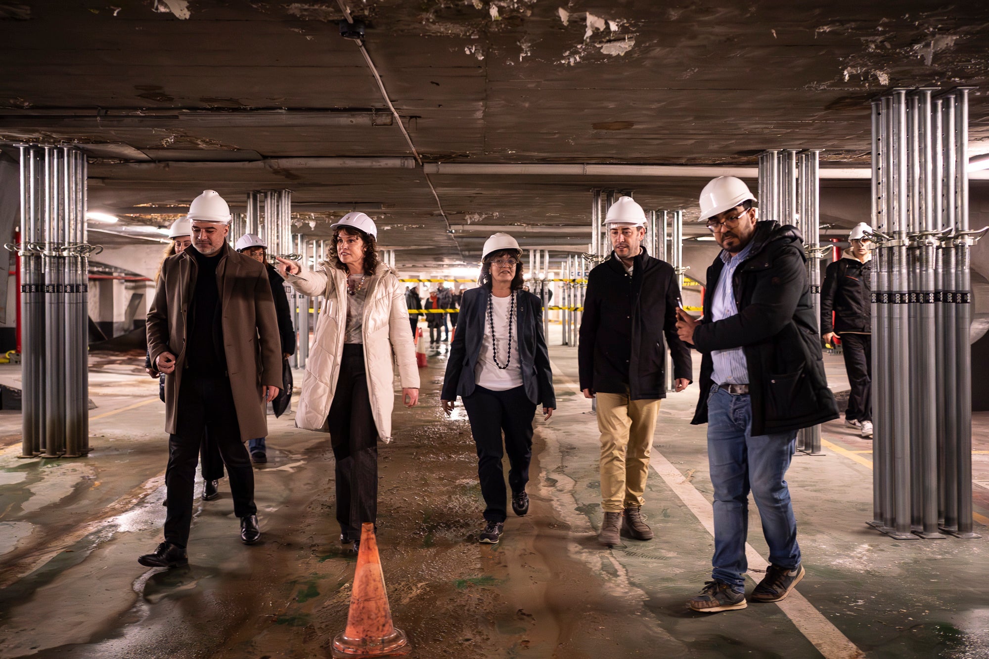 L'alcalde de Terrassa, Jordi Ballart, en visita aquest dimarts a l'actual pàrquing tancat del Portal de Sant Roc, juntament amb tècnics de l'Ajuntament i els regidors Meritxell Lluís i Xavier Cardona | Mireia Comas