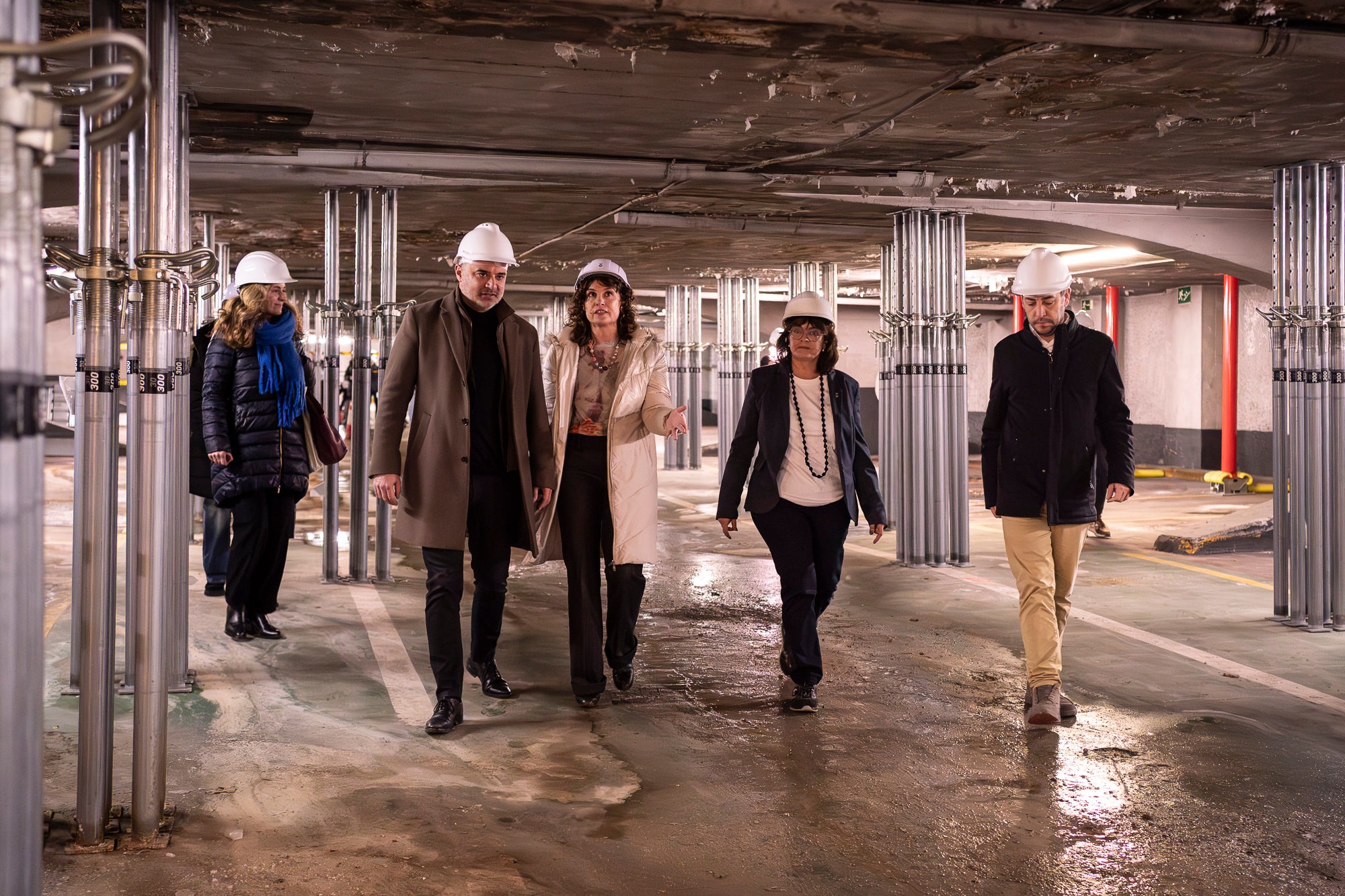 Des del seu tancament als cotxes el desembre del 2018 i el final anticipat de la concessió a Astasa (Aparcamientos Subterráneos de Terrassa SA) el juliol següent, els fotògrafs no havien pogut entrar al vell pàrquing del 1972 del Portal de Sant Roc per perill d'esfondrament. Després de set anys, la presentació del nou projecte de pàrquing per part de l'equip de govern de Jordi Ballart aquest dimarts va ser l'ocasió per a visitar l'estructura de la primera planta, apuntalada amb pilones metàl·liques a l'espera de la seva nova vida subterrània d'aquí al 2029 | Mireia Comas