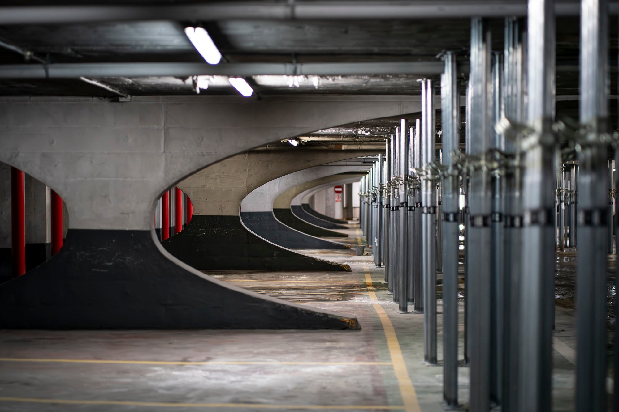 Des del seu tancament als cotxes el desembre del 2018 i el final anticipat de la concessió a Astasa (Aparcamientos Subterráneos de Terrassa SA) el juliol següent, els fotògrafs no havien pogut entrar al vell pàrquing del 1972 del Portal de Sant Roc per perill d'esfondrament. Després de set anys, la presentació del nou projecte de pàrquing per part de l'equip de govern de Jordi Ballart aquest dimarts va ser l'ocasió per a visitar l'estructura de la primera planta, apuntalada amb pilones metàl·liques a l'espera de la seva nova vida subterrània d'aquí al 2029 | Mireia Comas