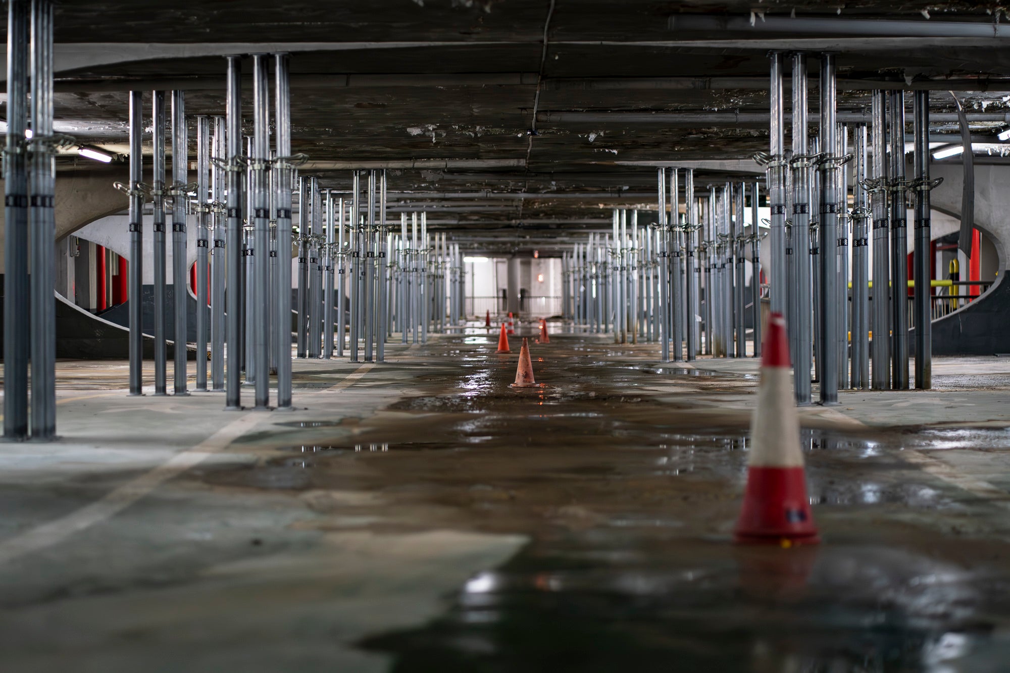 Des del seu tancament als cotxes el desembre del 2018 i el final anticipat de la concessió a Astasa (Aparcamientos Subterráneos de Terrassa SA) el juliol següent, els fotògrafs no havien pogut entrar al vell pàrquing del 1972 del Portal de Sant Roc per perill d'esfondrament. Després de set anys, la presentació del nou projecte de pàrquing per part de l'equip de govern de Jordi Ballart aquest dimarts va ser l'ocasió per a visitar l'estructura de la primera planta, apuntalada amb pilones metàl·liques a l'espera de la seva nova vida subterrània d'aquí al 2029 | Mireia Comas
