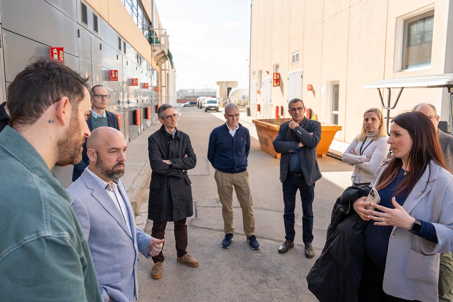 El director d'ATL, David Vila, enmig, parlant amb el tinent d'alcalde de Transició Ecològica, Noel Duque, i la regidora de Cicles de l'Aigua, Patrícia Reche, en la visita aquest dimarts a la planta potabilitzadora d'Abrera | ATL