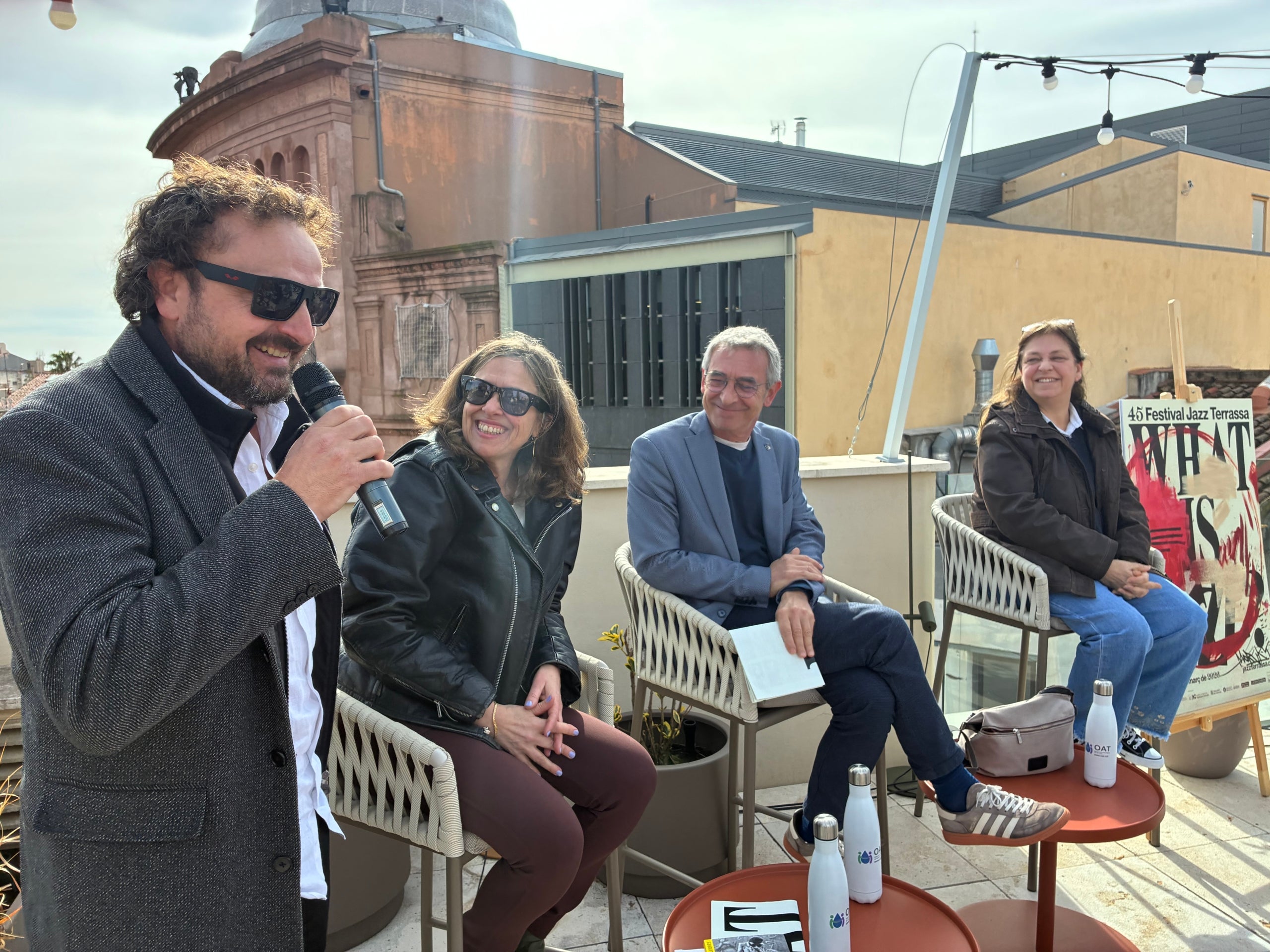 El saxofonista Quim Balasch, Jazzterrassaman 2026, en la presentació del 45 Festival de Jazz de Terrassa, amb la coordinadora del certamen, Susanna Carmona, el regidor de Cultura, Joan Salvador, i la presidenta d'Amics de les Arts, Maria Miralda | Vicenç Batalla