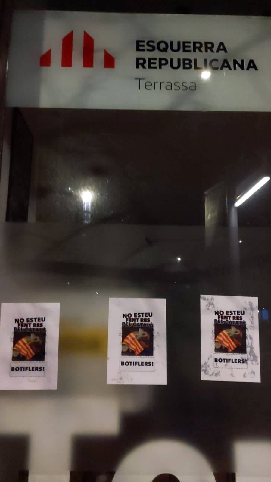 Les seus de Junts, ERC, PSC, Tot per Terrassa i la CUP (a la Tafanera) han patit aquest dijous, dia 26 de febrer, de matinada una acció de denúncia per la “inacció” dels partits municipals en defensa del català. “Partits amb regidors que intervenen als plens en castellà, no es fa complir la normativa d’usos lingüístics en comerços o entitats…”, han manifestat els responsables de l’atac a MónTerrassa. Cada partit ha tingut el seu paper “personalitzat”: ERC acompanyat de ‘botiflers’, CUP amb ‘Menys lluites compartides’, Junts, !on és el Reglament d’Usos Lingüístics’, PSC amb un ‘Espanyolistes del 155’, i Tot per Terrassa amb ‘Hipòcrites indefinits’