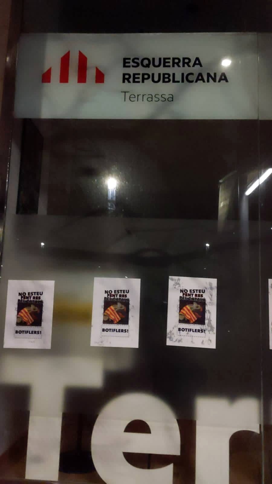 Les seus de Junts, ERC, PSC, Tot per Terrassa i la CUP (a la Tafanera) han patit aquest dijous, dia 26 de febrer, de matinada una acció de denúncia per la “inacció” dels partits municipals en defensa del català. “Partits amb regidors que intervenen als plens en castellà, no es fa complir la normativa d’usos lingüístics en comerços o entitats…”, han manifestat els responsables de l’atac a MónTerrassa. Cada partit ha tingut el seu paper “personalitzat”: ERC acompanyat de ‘botiflers’, CUP amb ‘Menys lluites compartides’, Junts, !on és el Reglament d’Usos Lingüístics’, PSC amb un ‘Espanyolistes del 155’, i Tot per Terrassa amb ‘Hipòcrites indefinits’