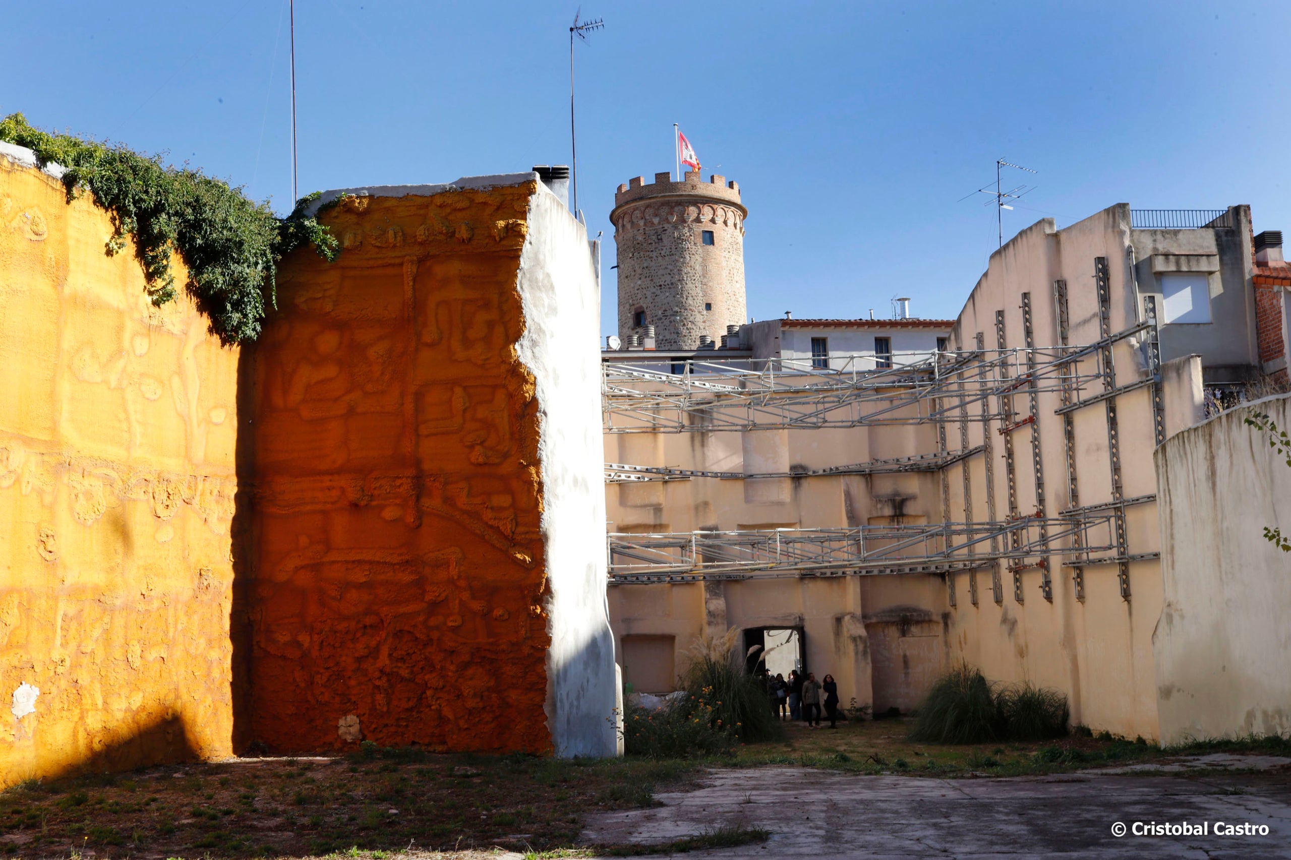 A la tardor passada, en la seva iniciativa d'ocupar activament el solar del que va ser la Casa del Poble de Terrassa al carrer Cremat, enderrocada en l'interior el 2018, el grup d'ERC va verificar l'existència d'un rebost soterrat, convertit en refugi antiaeri contra els bombardejos franquistes durant la Guerra Civil. Aquestes són les imatges d'aquesta incursió del regidor Josep Forn, com a testimoni d'una època fosca en què l'esperat retorn d'aquest espai al partit ha de servir per acabar-lo transformant en un lloc de memòria històrica per a la ciutat | Cristóbal Castro