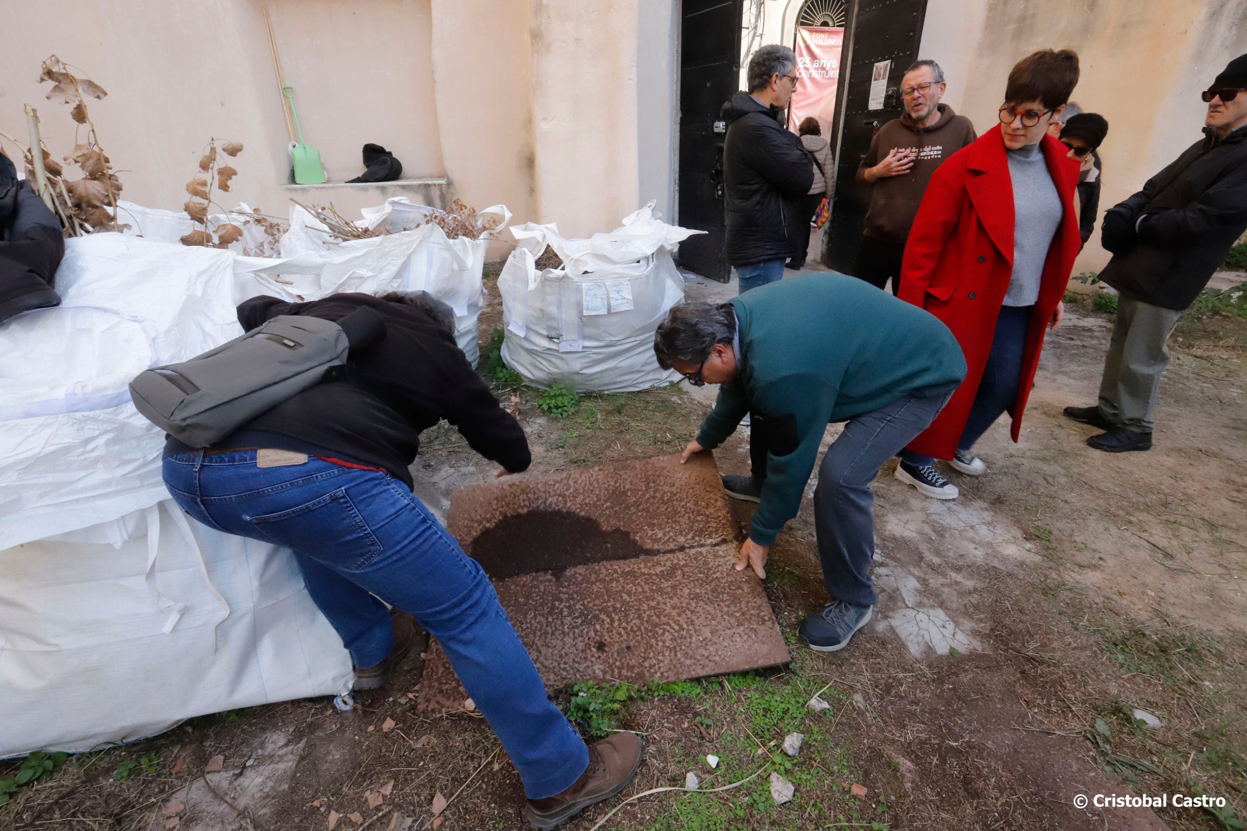 A la tardor passada, en la seva iniciativa d'ocupar activament el solar del que va ser la Casa del Poble de Terrassa al carrer Cremat, enderrocada en l'interior el 2018, el grup d'ERC va verificar l'existència d'un rebost soterrat, convertit en refugi antiaeri contra els bombardejos franquistes durant la Guerra Civil. Aquestes són les imatges d'aquesta incursió del regidor Josep Forn, com a testimoni d'una època fosca en què l'esperat retorn d'aquest espai al partit ha de servir per acabar-lo transformant en un lloc de memòria històrica per a la ciutat | Cristóbal Castro