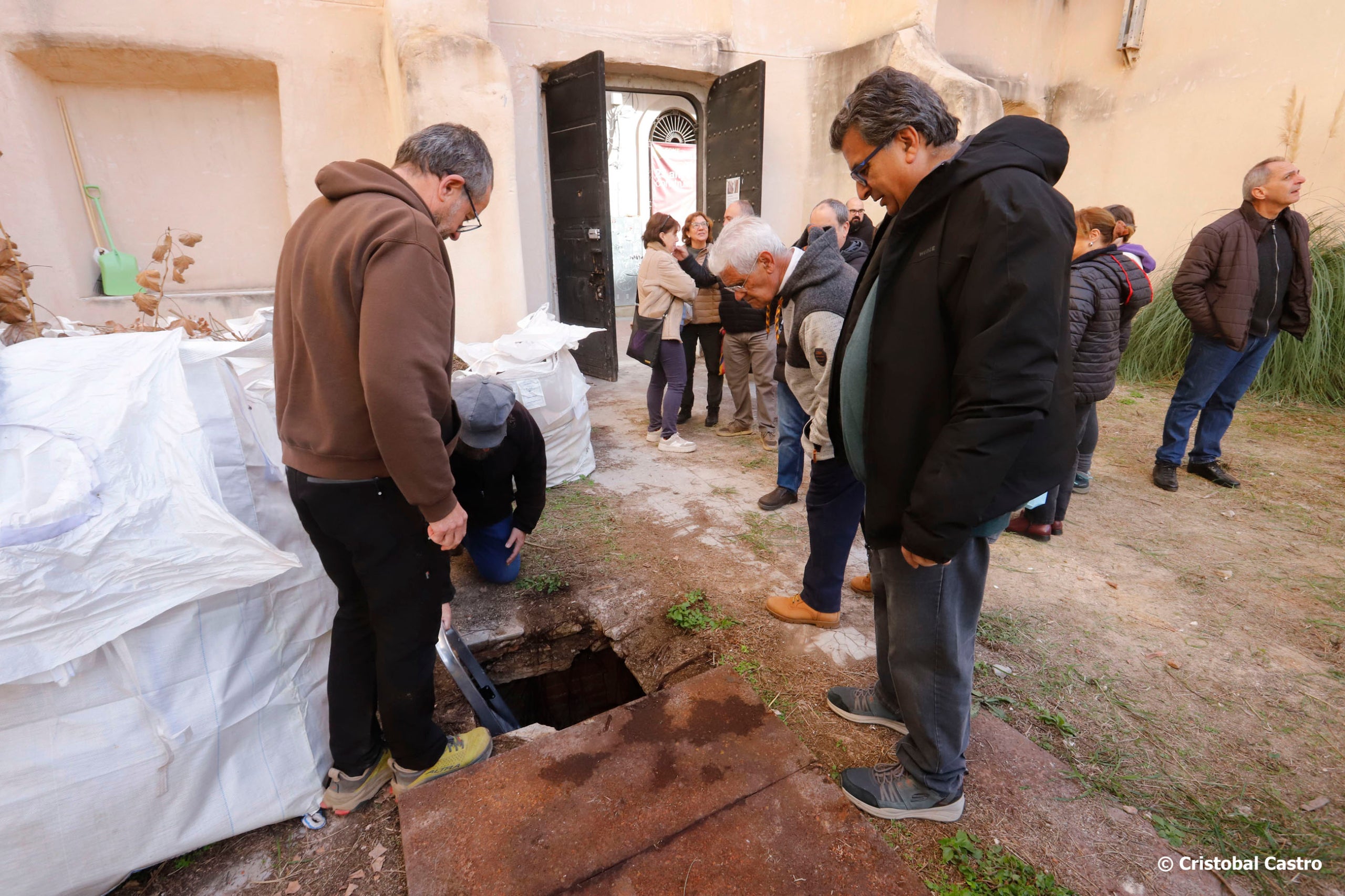A la tardor passada, en la seva iniciativa d'ocupar activament el solar del que va ser la Casa del Poble de Terrassa al carrer Cremat, enderrocada en l'interior el 2018, el grup d'ERC va verificar l'existència d'un rebost soterrat, convertit en refugi antiaeri contra els bombardejos franquistes durant la Guerra Civil. Aquestes són les imatges d'aquesta incursió del regidor Josep Forn, com a testimoni d'una època fosca en què l'esperat retorn d'aquest espai al partit ha de servir per acabar-lo transformant en un lloc de memòria històrica per a la ciutat | Cristóbal Castro