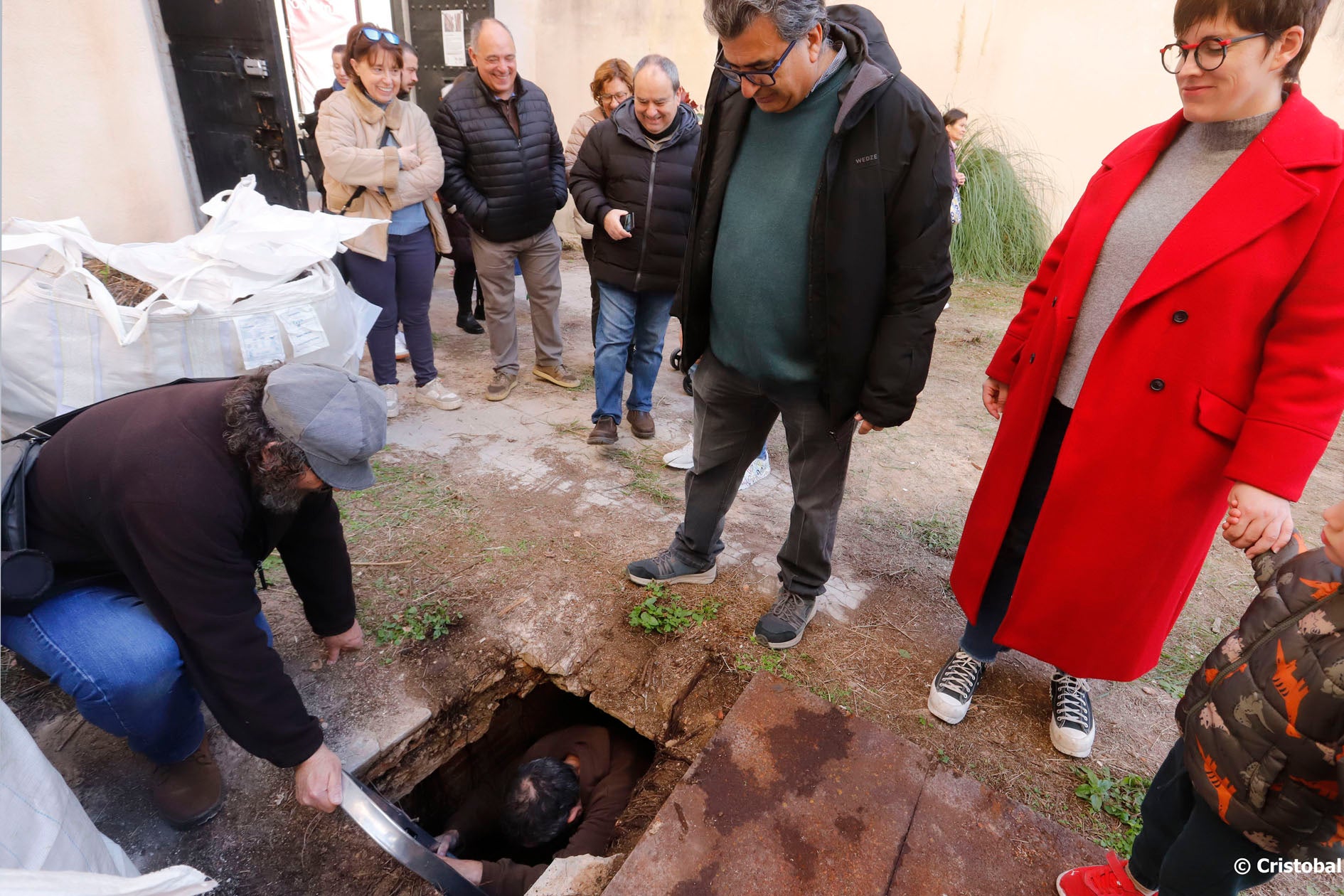 A la tardor passada, en la seva iniciativa d'ocupar activament el solar del que va ser la Casa del Poble de Terrassa al carrer Cremat, enderrocada en l'interior el 2018, el grup d'ERC va verificar l'existència d'un rebost soterrat, convertit en refugi antiaeri contra els bombardejos franquistes durant la Guerra Civil. Aquestes són les imatges d'aquesta incursió del regidor Josep Forn, com a testimoni d'una època fosca en què l'esperat retorn d'aquest espai al partit ha de servir per acabar-lo transformant en un lloc de memòria històrica per a la ciutat | Cristóbal Castro