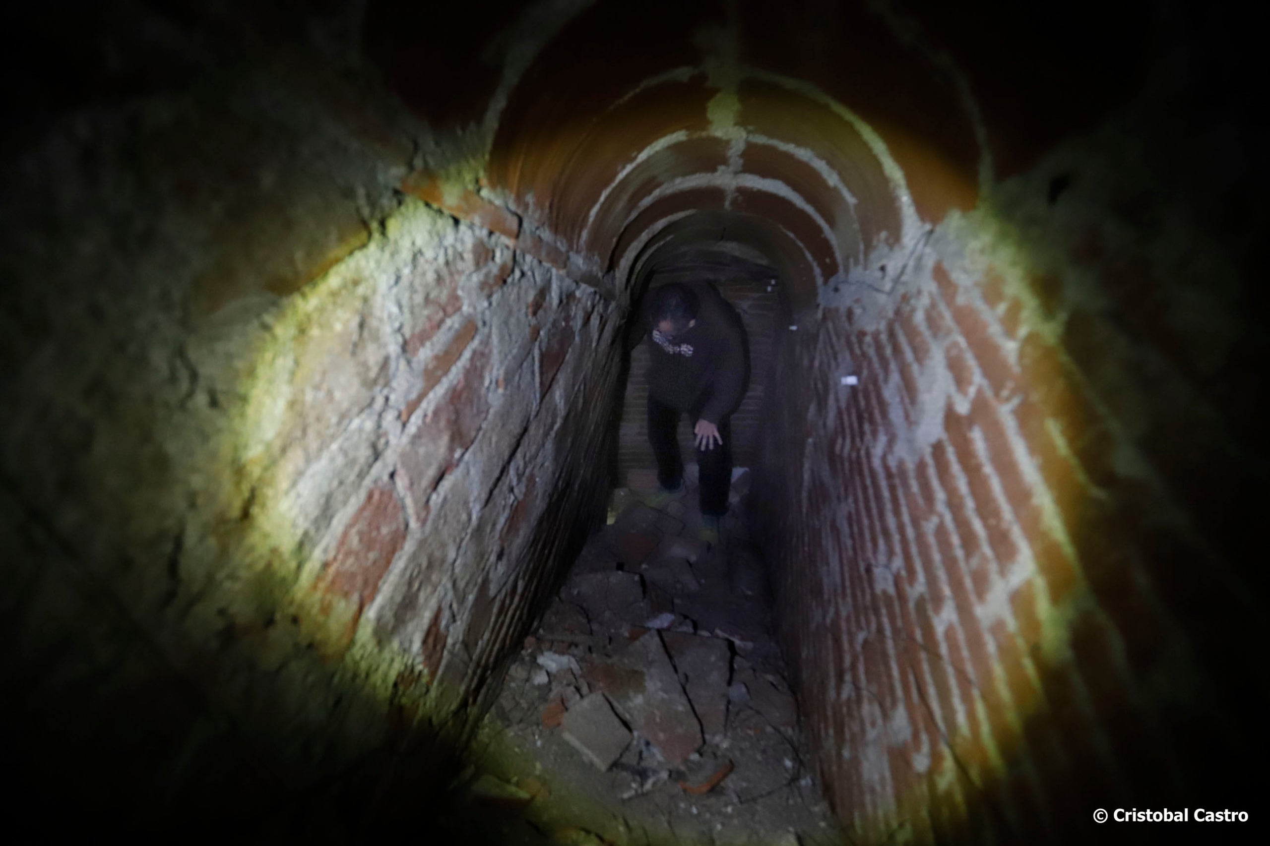 A la tardor passada, en la seva iniciativa d'ocupar activament el solar del que va ser la Casa del Poble de Terrassa al carrer Cremat, enderrocada en l'interior el 2018, el grup d'ERC va verificar l'existència d'un rebost soterrat, convertit en refugi antiaeri contra els bombardejos franquistes durant la Guerra Civil. Aquestes són les imatges d'aquesta incursió del regidor Josep Forn, com a testimoni d'una època fosca en què l'esperat retorn d'aquest espai al partit ha de servir per acabar-lo transformant en un lloc de memòria històrica per a la ciutat | Cristóbal Castro