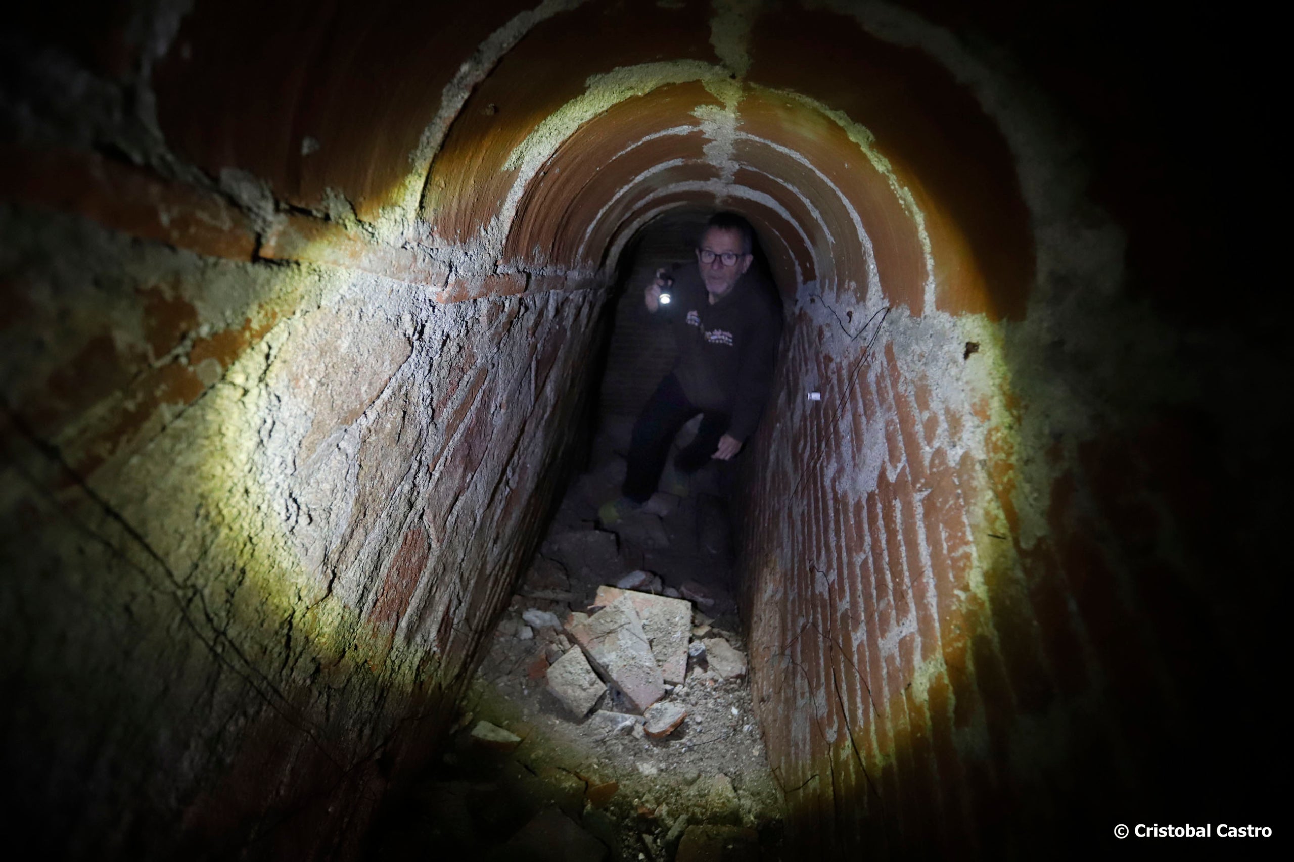 El refugi antiaeri, en una 'fresquera' de la Casa del Poble de Terrassa, amb el regidor Josep Forn d'ERC al seu interior | Cristóbal Castro