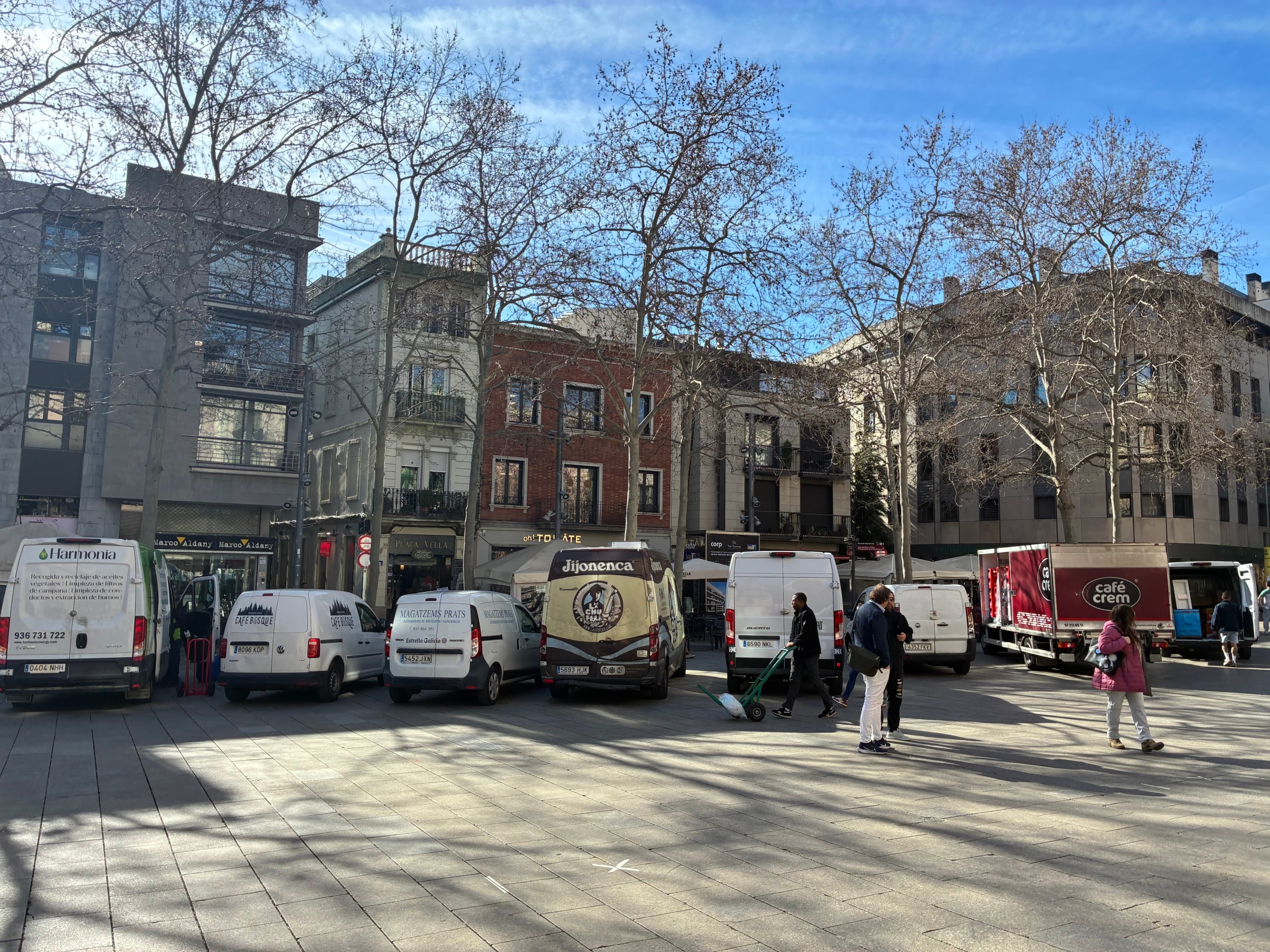 Furgonetes de mercaderies a les onze del matí enmig de la plaça Vella aquesta setmana | Vicenç Batalla