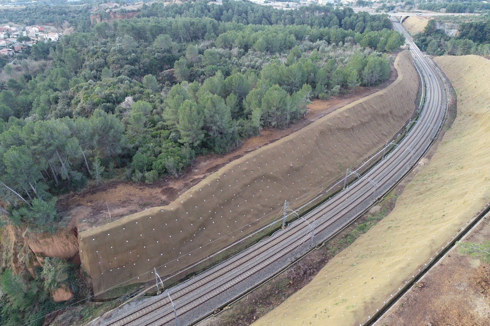 Millores en els talussos  de la línia R4 entre Terrassa i Manresa | Silvia Paneque - Gencat