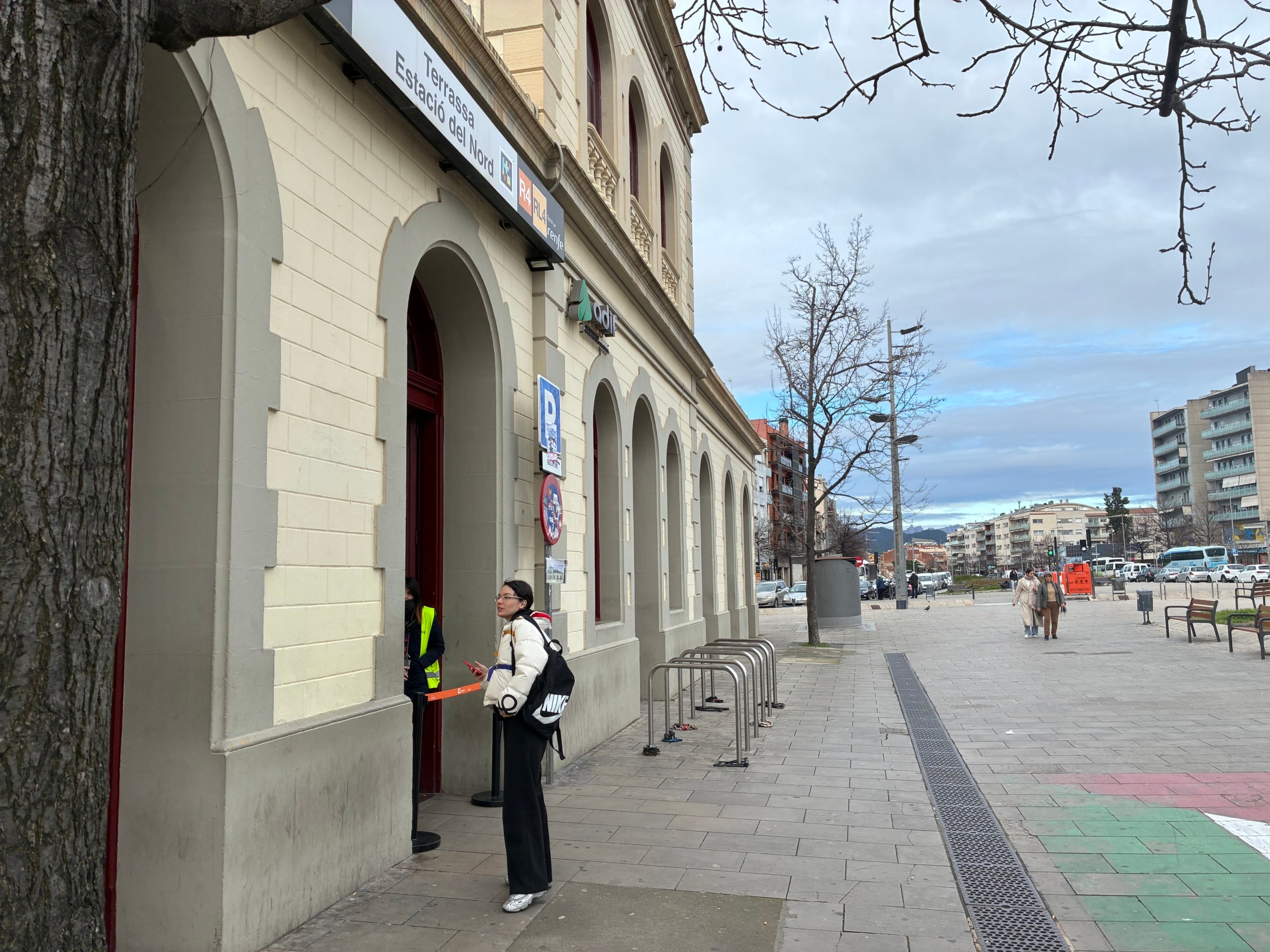 Imatge de les 9h40 d'aquest dilluns a l'Estació del Nord de Terrassa Rodalies, en què una cinta ja no deixava passar ningú perquè no hi circulava cap tren | Vicenç Batalla