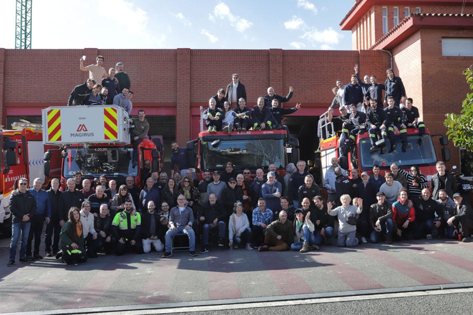 El Parc de Bombers de Terrassa s’ha convertit en una festa. Prop d'un centenar de persones s’han reunit per donar un càlid i emotiu comiat a Juan Gemas. Aquest sabadellenc de naixement, però terrassenc de cor (i de residència) ha posat fi a més de 35 anys de servei públic. “Som una família, anar a treballar cada dia i sentir-se acollit, no té preu. Mai m’he aixecat amb ganes de no anar-hi, és totalment vocacional”, subratlla a MónTerrassa. Gemas va entrar al cos l’any 85, com a forestal, i des del 90 que va aterrar a Terrassa, va anar escalant fins a convertir-se en funcionari, després caporal i, finalment, el 2010, en sargent. Amb 61 anys, dos més dels que hauria necessitat, ha decidit “posar l’intermitent de la dreta i deixar pas als més joves”. Marxa amb un regust “agredolç”, perquè ser bomber és i ha estat la seva vida, “estic content però al mateix temps trist”. Això sí, veient la multitud que li ha anat a dir adeu, subratlla que “em sento molt orgullós i agraït”. El terrassenc posa punt final a la seva etapa laboral i a la pregunta de “I ara què?”, respon convençut: “amb la meva dona continuarem agafant la moto i viatjant, fins que es pugui, i també fent esport. Viatjar i viure, res de quedar-se al sofà”, ha assegurat.