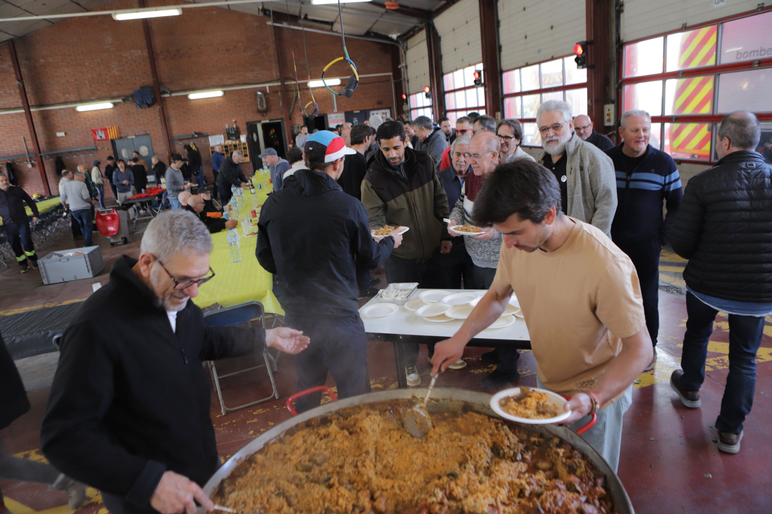 El Parc de Bombers de Terrassa s’ha convertit en una festa. Prop d'un centenar de persones s’han reunit per donar un càlid i emotiu comiat a Juan Gemas. Aquest sabadellenc de naixement, però terrassenc de cor (i de residència) ha posat fi a més de 35 anys de servei públic. “Som una família, anar a treballar cada dia i sentir-se acollit, no té preu. Mai m’he aixecat amb ganes de no anar-hi, és totalment vocacional”, subratlla a MónTerrassa. Gemas va entrar al cos l’any 85, com a forestal, i des del 90 que va aterrar a Terrassa, va anar escalant fins a convertir-se en funcionari, després caporal i, finalment, el 2010, en sargent. Amb 61 anys, dos més dels que hauria necessitat, ha decidit “posar l’intermitent de la dreta i deixar pas als més joves”. Marxa amb un regust “agredolç”, perquè ser bomber és i ha estat la seva vida, “estic content però al mateix temps trist”. Això sí, veient la multitud que li ha anat a dir adeu, subratlla que “em sento molt orgullós i agraït”. El terrassenc posa punt final a la seva etapa laboral i a la pregunta de “I ara què?”, respon convençut: “amb la meva dona continuarem agafant la moto i viatjant, fins que es pugui, i també fent esport. Viatjar i viure, res de quedar-se al sofà”, ha assegurat.