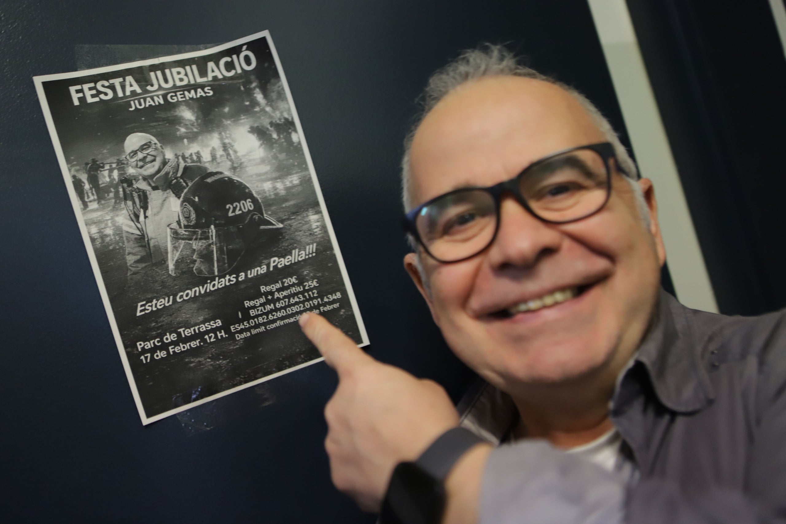 El Parc de Bombers de Terrassa s’ha convertit en una festa. Prop d'un centenar de persones s’han reunit per donar un càlid i emotiu comiat a Juan Gemas. Aquest sabadellenc de naixement, però terrassenc de cor (i de residència) ha posat fi a més de 35 anys de servei públic. “Som una família, anar a treballar cada dia i sentir-se acollit, no té preu. Mai m’he aixecat amb ganes de no anar-hi, és totalment vocacional”, subratlla a MónTerrassa. Gemas va entrar al cos l’any 85, com a forestal, i des del 90 que va aterrar a Terrassa, va anar escalant fins a convertir-se en funcionari, després caporal i, finalment, el 2010, en sargent. Amb 61 anys, dos més dels que hauria necessitat, ha decidit “posar l’intermitent de la dreta i deixar pas als més joves”. Marxa amb un regust “agredolç”, perquè ser bomber és i ha estat la seva vida, “estic content però al mateix temps trist”. Això sí, veient la multitud que li ha anat a dir adeu, subratlla que “em sento molt orgullós i agraït”. El terrassenc posa punt final a la seva etapa laboral i a la pregunta de “I ara què?”, respon convençut: “amb la meva dona continuarem agafant la moto i viatjant, fins que es pugui, i també fent esport. Viatjar i viure, res de quedar-se al sofà”, ha assegurat.