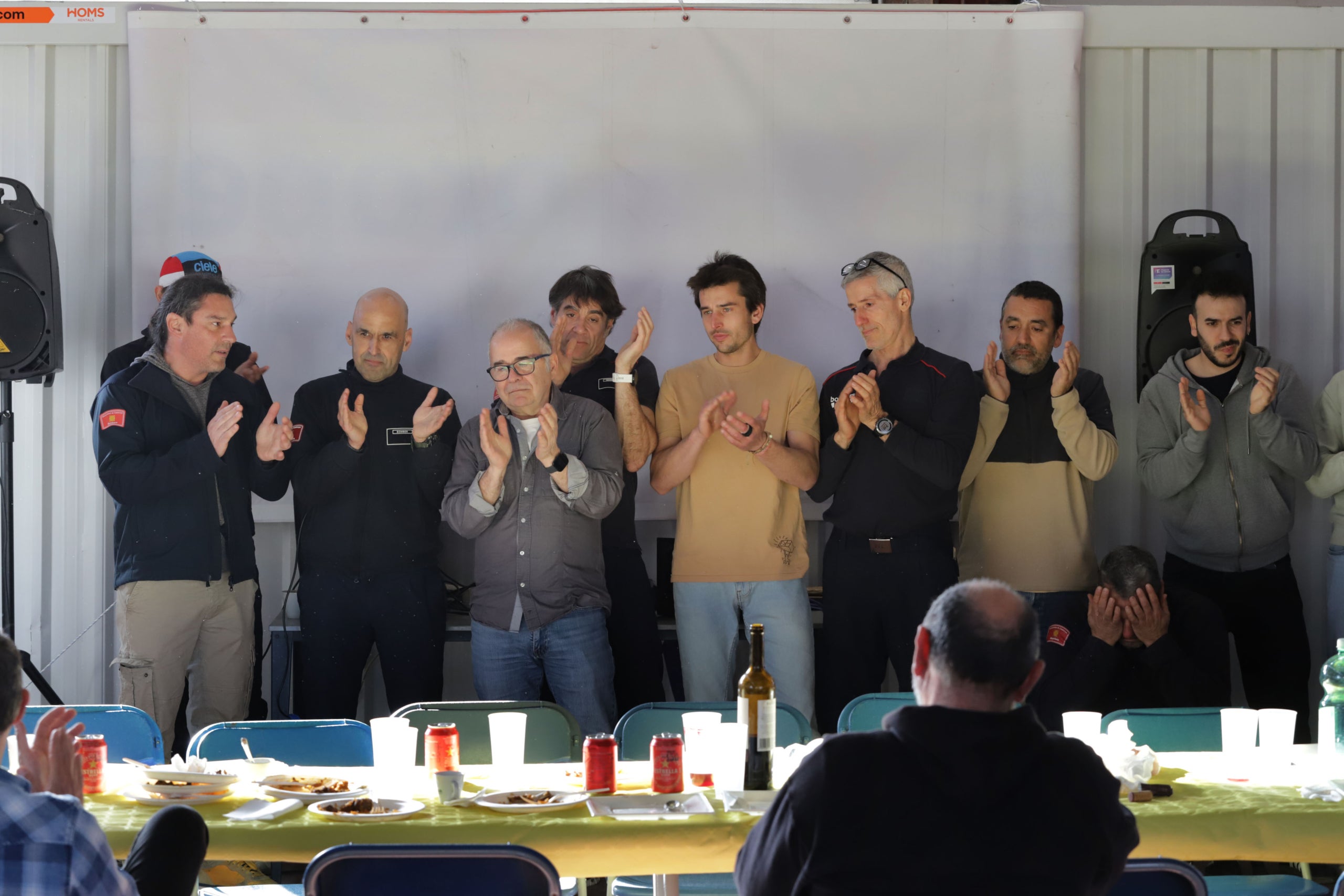 El Parc de Bombers de Terrassa s’ha convertit en una festa. Prop d'un centenar de persones s’han reunit per donar un càlid i emotiu comiat a Juan Gemas. Aquest sabadellenc de naixement, però terrassenc de cor (i de residència) ha posat fi a més de 35 anys de servei públic. “Som una família, anar a treballar cada dia i sentir-se acollit, no té preu. Mai m’he aixecat amb ganes de no anar-hi, és totalment vocacional”, subratlla a MónTerrassa. Gemas va entrar al cos l’any 85, com a forestal, i des del 90 que va aterrar a Terrassa, va anar escalant fins a convertir-se en funcionari, després caporal i, finalment, el 2010, en sargent. Amb 61 anys, dos més dels que hauria necessitat, ha decidit “posar l’intermitent de la dreta i deixar pas als més joves”. Marxa amb un regust “agredolç”, perquè ser bomber és i ha estat la seva vida, “estic content però al mateix temps trist”. Això sí, veient la multitud que li ha anat a dir adeu, subratlla que “em sento molt orgullós i agraït”. El terrassenc posa punt final a la seva etapa laboral i a la pregunta de “I ara què?”, respon convençut: “amb la meva dona continuarem agafant la moto i viatjant, fins que es pugui, i també fent esport. Viatjar i viure, res de quedar-se al sofà”, ha assegurat.