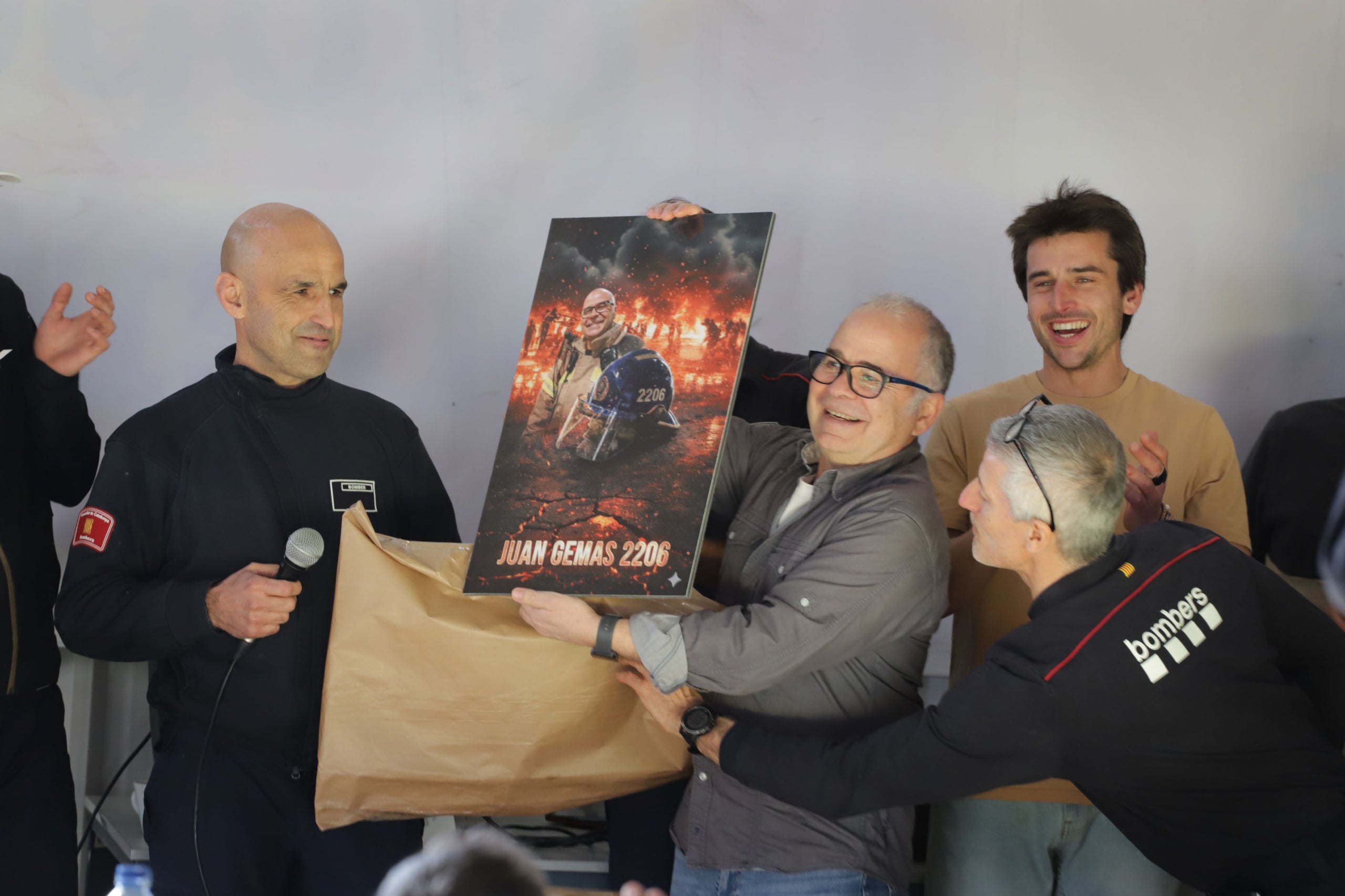 El Parc de Bombers de Terrassa s’ha convertit en una festa. Prop d'un centenar de persones s’han reunit per donar un càlid i emotiu comiat a Juan Gemas. Aquest sabadellenc de naixement, però terrassenc de cor (i de residència) ha posat fi a més de 35 anys de servei públic. “Som una família, anar a treballar cada dia i sentir-se acollit, no té preu. Mai m’he aixecat amb ganes de no anar-hi, és totalment vocacional”, subratlla a MónTerrassa. Gemas va entrar al cos l’any 85, com a forestal, i des del 90 que va aterrar a Terrassa, va anar escalant fins a convertir-se en funcionari, després caporal i, finalment, el 2010, en sargent. Amb 61 anys, dos més dels que hauria necessitat, ha decidit “posar l’intermitent de la dreta i deixar pas als més joves”. Marxa amb un regust “agredolç”, perquè ser bomber és i ha estat la seva vida, “estic content però al mateix temps trist”. Això sí, veient la multitud que li ha anat a dir adeu, subratlla que “em sento molt orgullós i agraït”. El terrassenc posa punt final a la seva etapa laboral i a la pregunta de “I ara què?”, respon convençut: “amb la meva dona continuarem agafant la moto i viatjant, fins que es pugui, i també fent esport. Viatjar i viure, res de quedar-se al sofà”, ha assegurat.