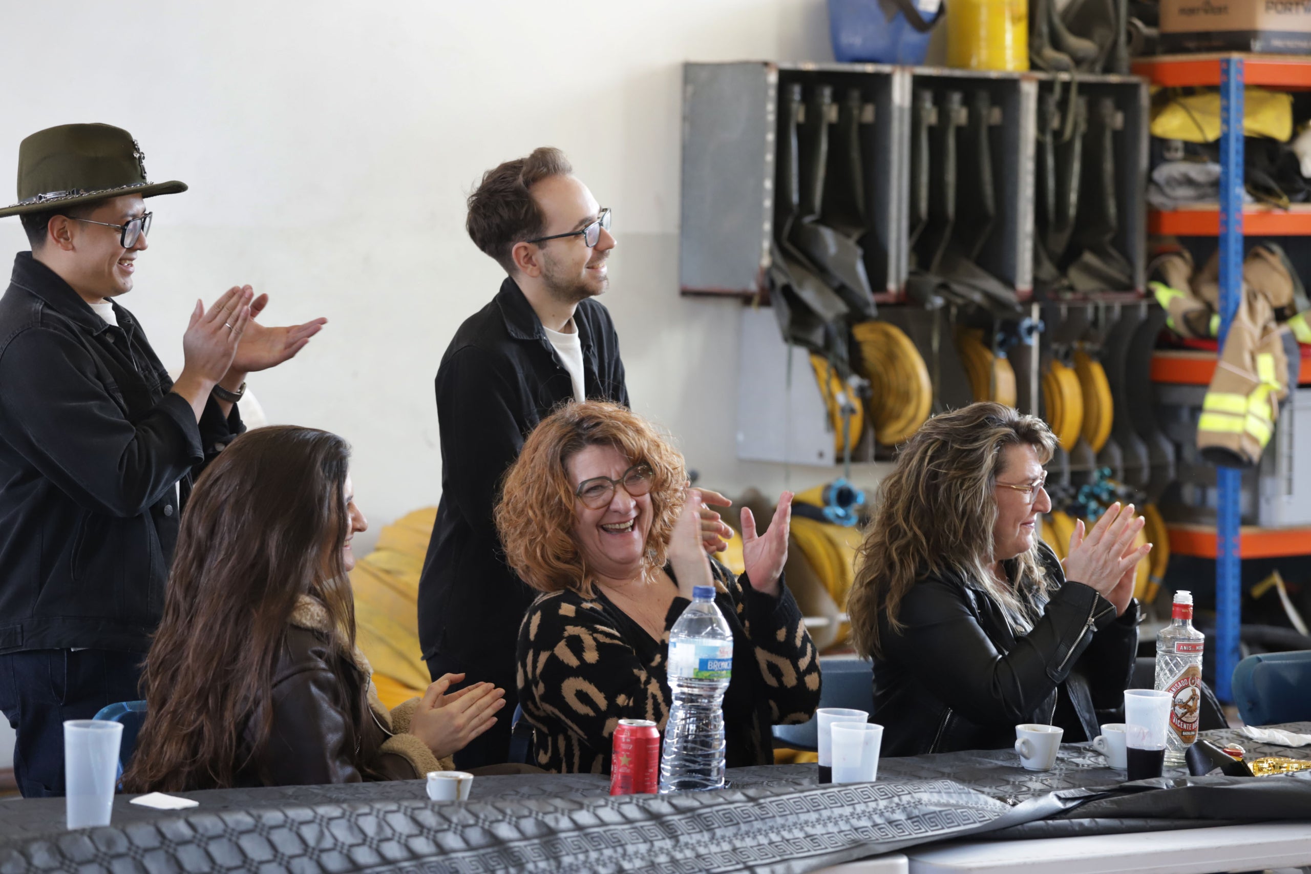 El Parc de Bombers de Terrassa s’ha convertit en una festa. Prop d'un centenar de persones s’han reunit per donar un càlid i emotiu comiat a Juan Gemas. Aquest sabadellenc de naixement, però terrassenc de cor (i de residència) ha posat fi a més de 35 anys de servei públic. “Som una família, anar a treballar cada dia i sentir-se acollit, no té preu. Mai m’he aixecat amb ganes de no anar-hi, és totalment vocacional”, subratlla a MónTerrassa. Gemas va entrar al cos l’any 85, com a forestal, i des del 90 que va aterrar a Terrassa, va anar escalant fins a convertir-se en funcionari, després caporal i, finalment, el 2010, en sargent. Amb 61 anys, dos més dels que hauria necessitat, ha decidit “posar l’intermitent de la dreta i deixar pas als més joves”. Marxa amb un regust “agredolç”, perquè ser bomber és i ha estat la seva vida, “estic content però al mateix temps trist”. Això sí, veient la multitud que li ha anat a dir adeu, subratlla que “em sento molt orgullós i agraït”. El terrassenc posa punt final a la seva etapa laboral i a la pregunta de “I ara què?”, respon convençut: “amb la meva dona continuarem agafant la moto i viatjant, fins que es pugui, i també fent esport. Viatjar i viure, res de quedar-se al sofà”, ha assegurat.