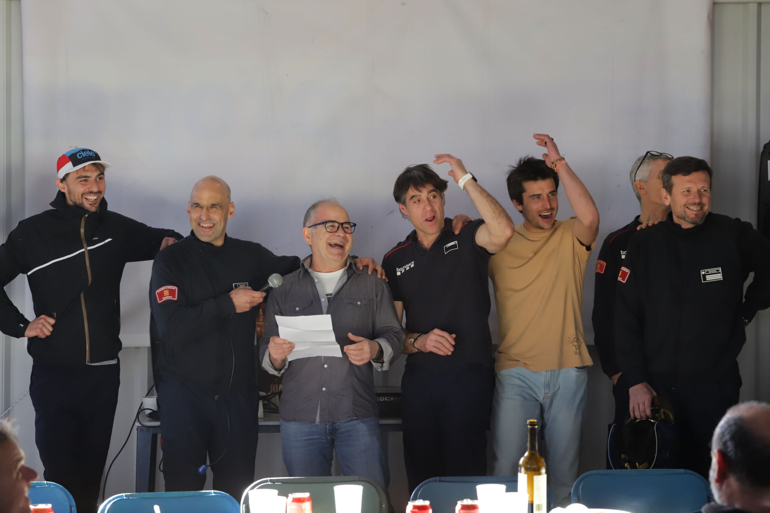 El Parc de Bombers de Terrassa s’ha convertit en una festa. Prop d'un centenar de persones s’han reunit per donar un càlid i emotiu comiat a Juan Gemas. Aquest sabadellenc de naixement, però terrassenc de cor (i de residència) ha posat fi a més de 35 anys de servei públic. “Som una família, anar a treballar cada dia i sentir-se acollit, no té preu. Mai m’he aixecat amb ganes de no anar-hi, és totalment vocacional”, subratlla a MónTerrassa. Gemas va entrar al cos l’any 85, com a forestal, i des del 90 que va aterrar a Terrassa, va anar escalant fins a convertir-se en funcionari, després caporal i, finalment, el 2010, en sargent. Amb 61 anys, dos més dels que hauria necessitat, ha decidit “posar l’intermitent de la dreta i deixar pas als més joves”. Marxa amb un regust “agredolç”, perquè ser bomber és i ha estat la seva vida, “estic content però al mateix temps trist”. Això sí, veient la multitud que li ha anat a dir adeu, subratlla que “em sento molt orgullós i agraït”. El terrassenc posa punt final a la seva etapa laboral i a la pregunta de “I ara què?”, respon convençut: “amb la meva dona continuarem agafant la moto i viatjant, fins que es pugui, i també fent esport. Viatjar i viure, res de quedar-se al sofà”, ha assegurat.