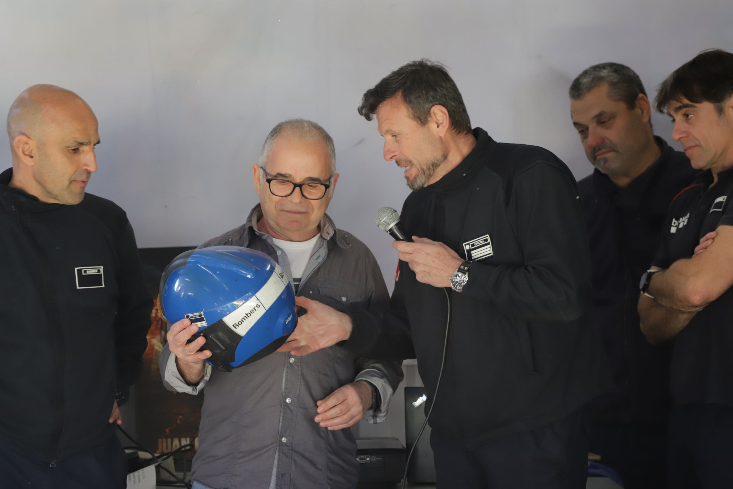 El Parc de Bombers de Terrassa s’ha convertit en una festa. Prop d'un centenar de persones s’han reunit per donar un càlid i emotiu comiat a Juan Gemas. Aquest sabadellenc de naixement, però terrassenc de cor (i de residència) ha posat fi a més de 35 anys de servei públic. “Som una família, anar a treballar cada dia i sentir-se acollit, no té preu. Mai m’he aixecat amb ganes de no anar-hi, és totalment vocacional”, subratlla a MónTerrassa. Gemas va entrar al cos l’any 85, com a forestal, i des del 90 que va aterrar a Terrassa, va anar escalant fins a convertir-se en funcionari, després caporal i, finalment, el 2010, en sargent. Amb 61 anys, dos més dels que hauria necessitat, ha decidit “posar l’intermitent de la dreta i deixar pas als més joves”. Marxa amb un regust “agredolç”, perquè ser bomber és i ha estat la seva vida, “estic content però al mateix temps trist”. Això sí, veient la multitud que li ha anat a dir adeu, subratlla que “em sento molt orgullós i agraït”. El terrassenc posa punt final a la seva etapa laboral i a la pregunta de “I ara què?”, respon convençut: “amb la meva dona continuarem agafant la moto i viatjant, fins que es pugui, i també fent esport. Viatjar i viure, res de quedar-se al sofà”, ha assegurat.